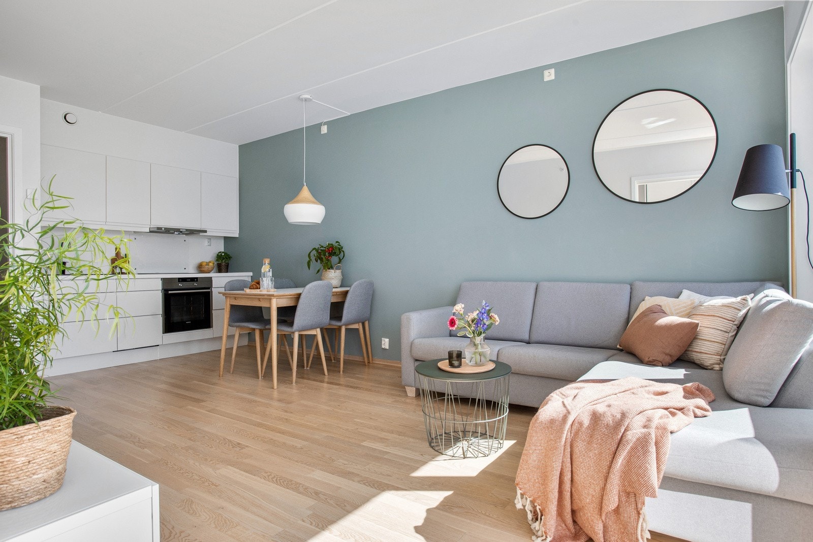 Beliggenheten i byggets toppetasje og med store vindusflater sørger for rikelig med naturlig lys, samtidig som det er minimalt med innsyn og skikkelig fin utsikt! Galleribilde