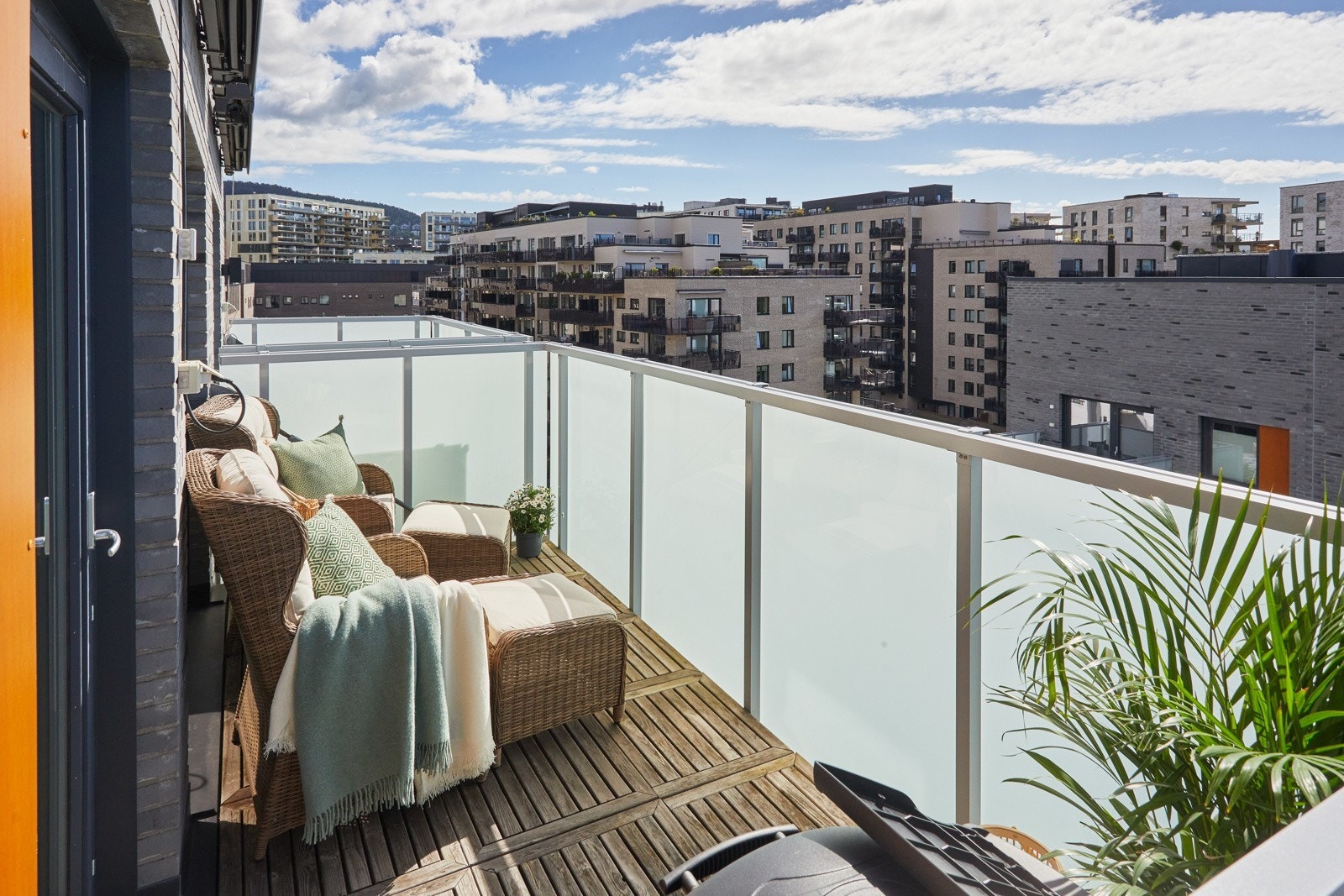 Fra stuen har du utgang til en flott og solrik sydøstvendt balkong på ca. 8m². Møbler er endret. Galleribilde