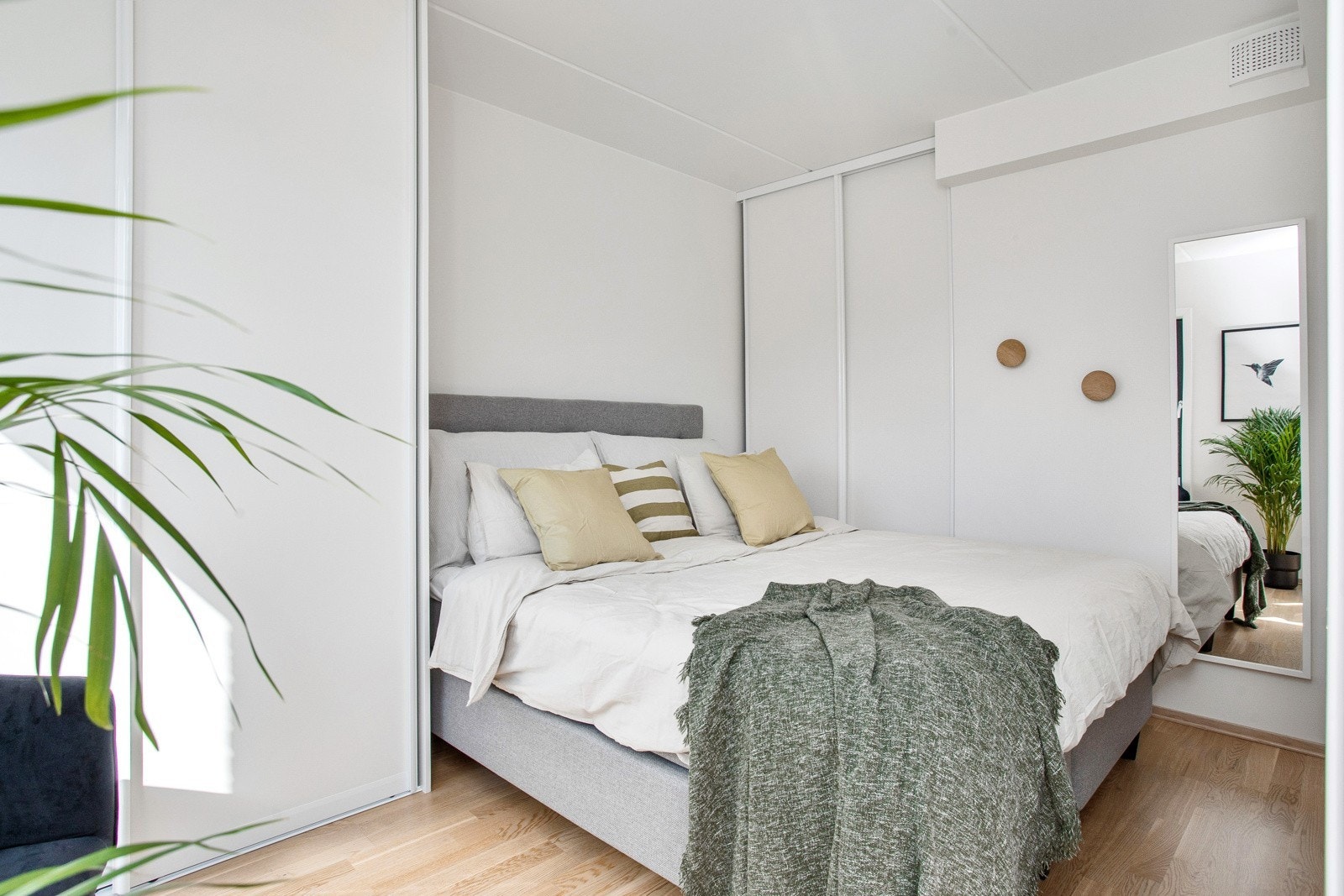 På soverommet er det en 180 dobbeltseng og rikelig med oppbevaringsplass i to plassbygde skyvedørsgarderober. Galleribilde