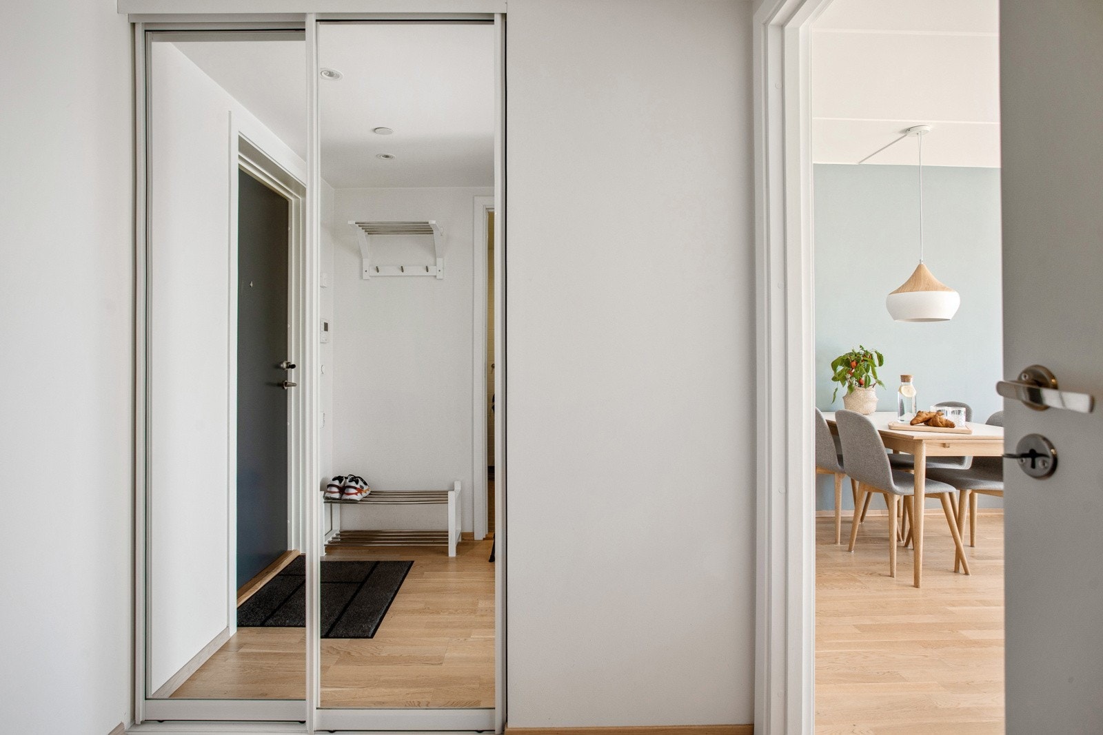 I entréen har du god plass til sko og yttertøy i stor plassbygget skyvedørsgarderobe med speilfronter. Galleribilde