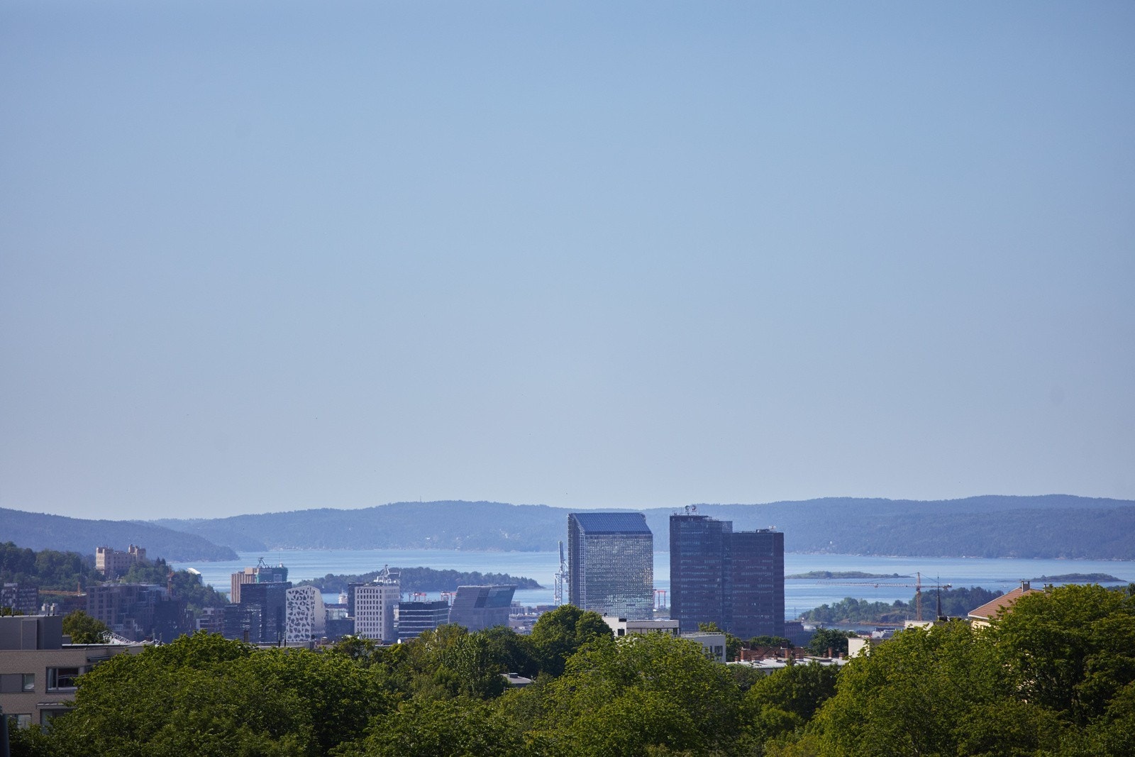 Her sitter du høyt, fritt og solrikt med fantastisk utsikt over byen og fjorden. Galleribilde