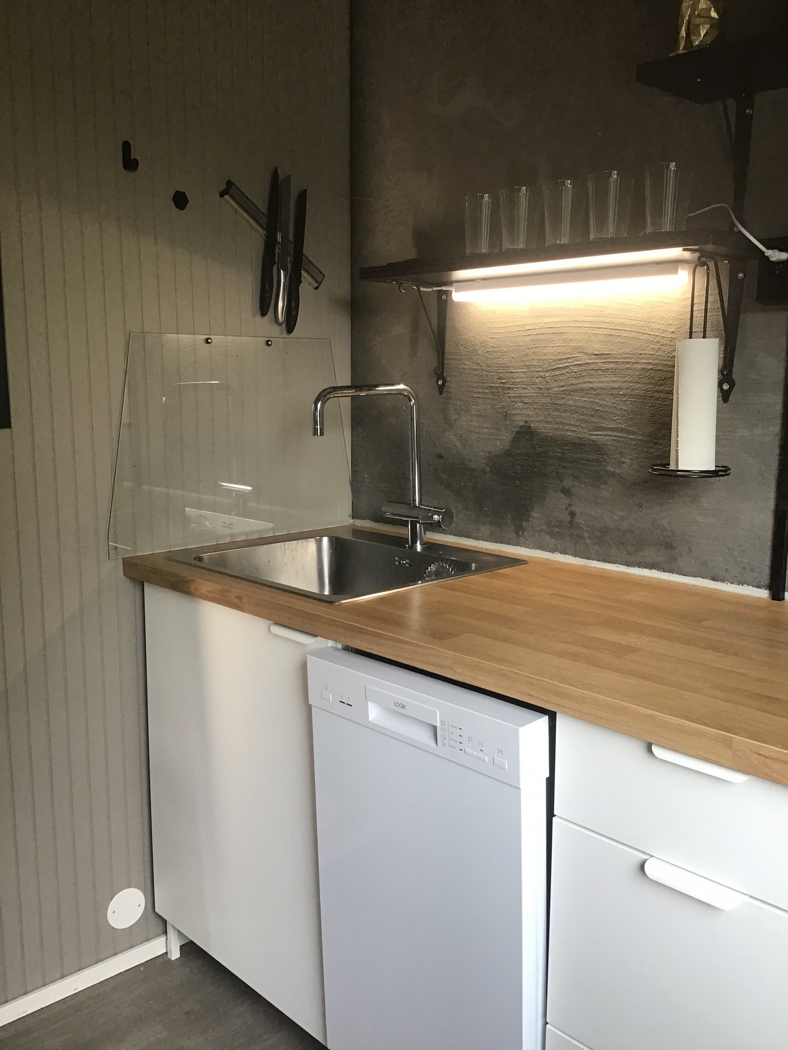 Kjøkken med oppvaskmaskin Galleribilde