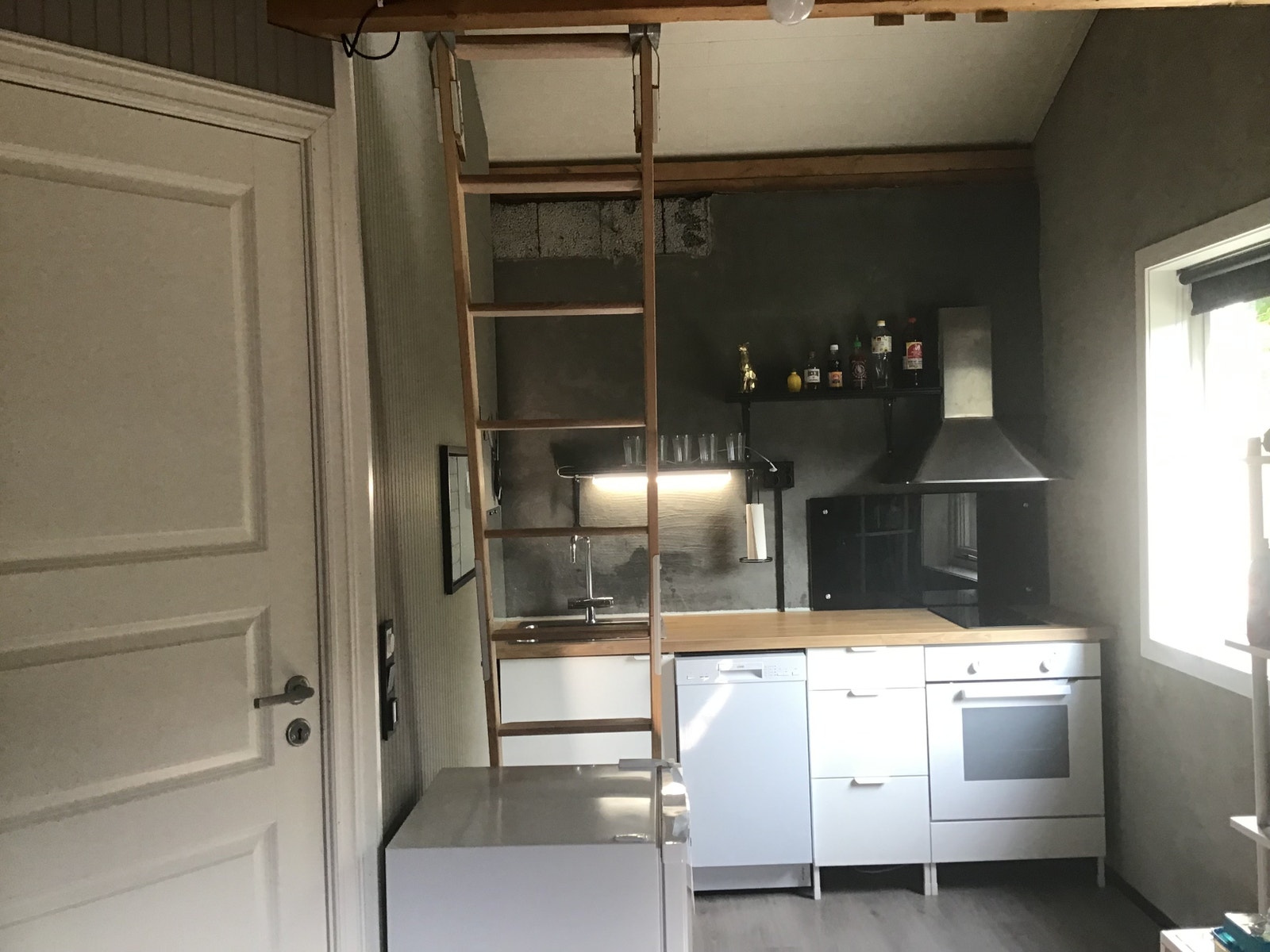 Kjøkken. Trapp til hems. Dør inn til baderom. Galleribilde