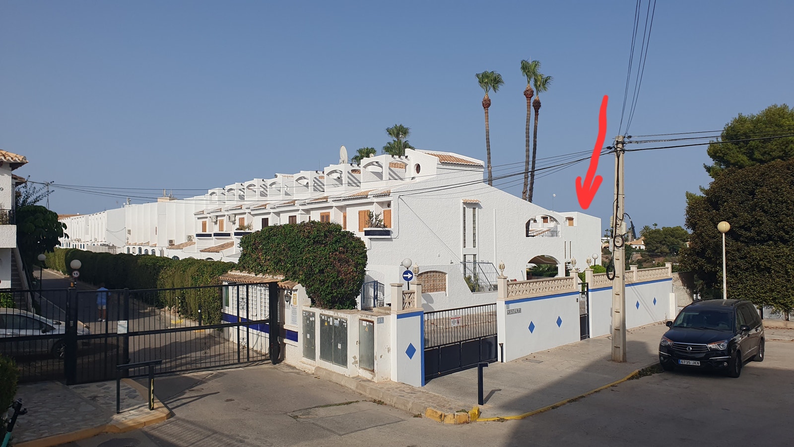 64 rekkehusleiligheter i lukket område. Kun beboere får inn på området. Galleribilde