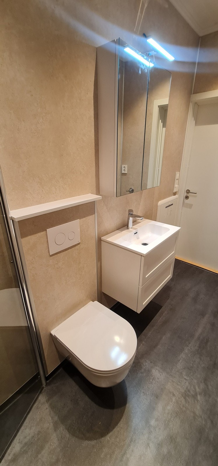 Nytt delikat bad med dusj og ny smal vaskemaskin (toppmatet). Galleribilde