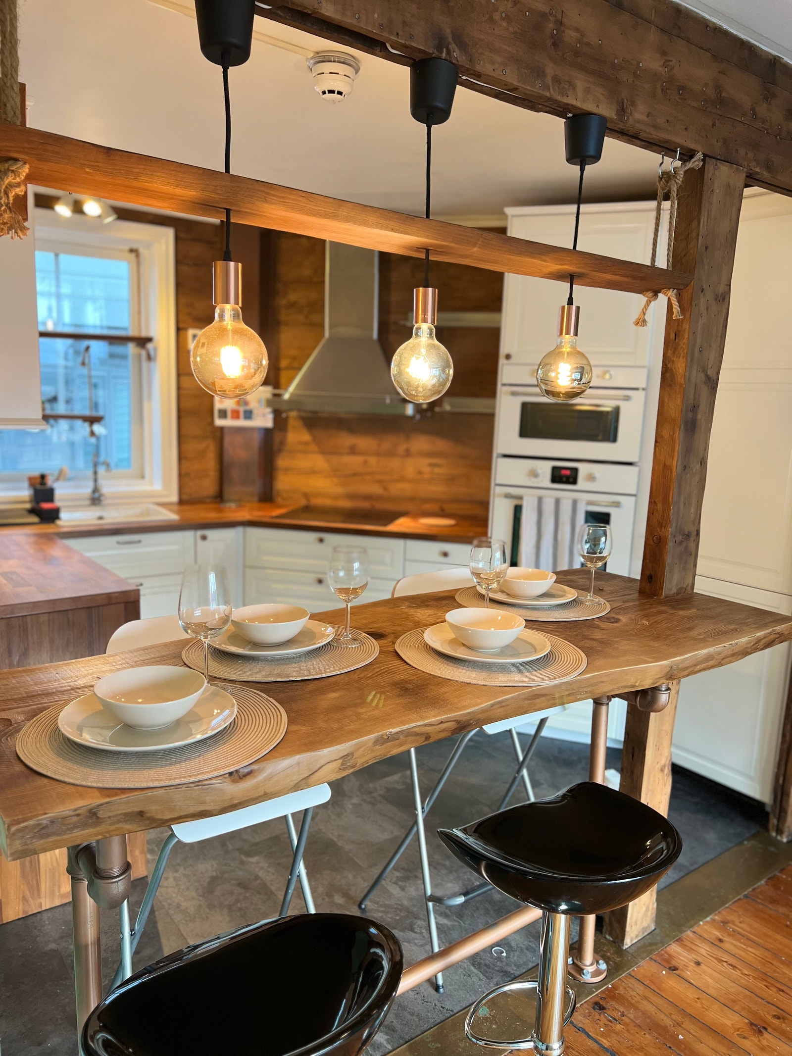 kitchen - dinner table Galleribilde