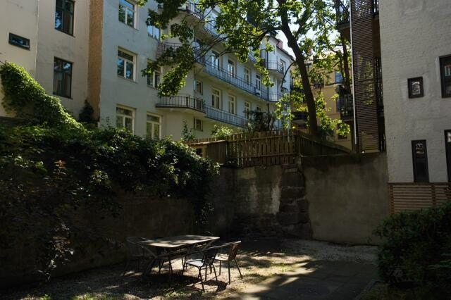 Bakgården har spiseplass og stoler og et fin for et måltid med venner Galleribilde