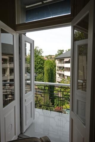 Balkongen er nyoppusset i år. Fine gamle dobbeltdører Galleribilde