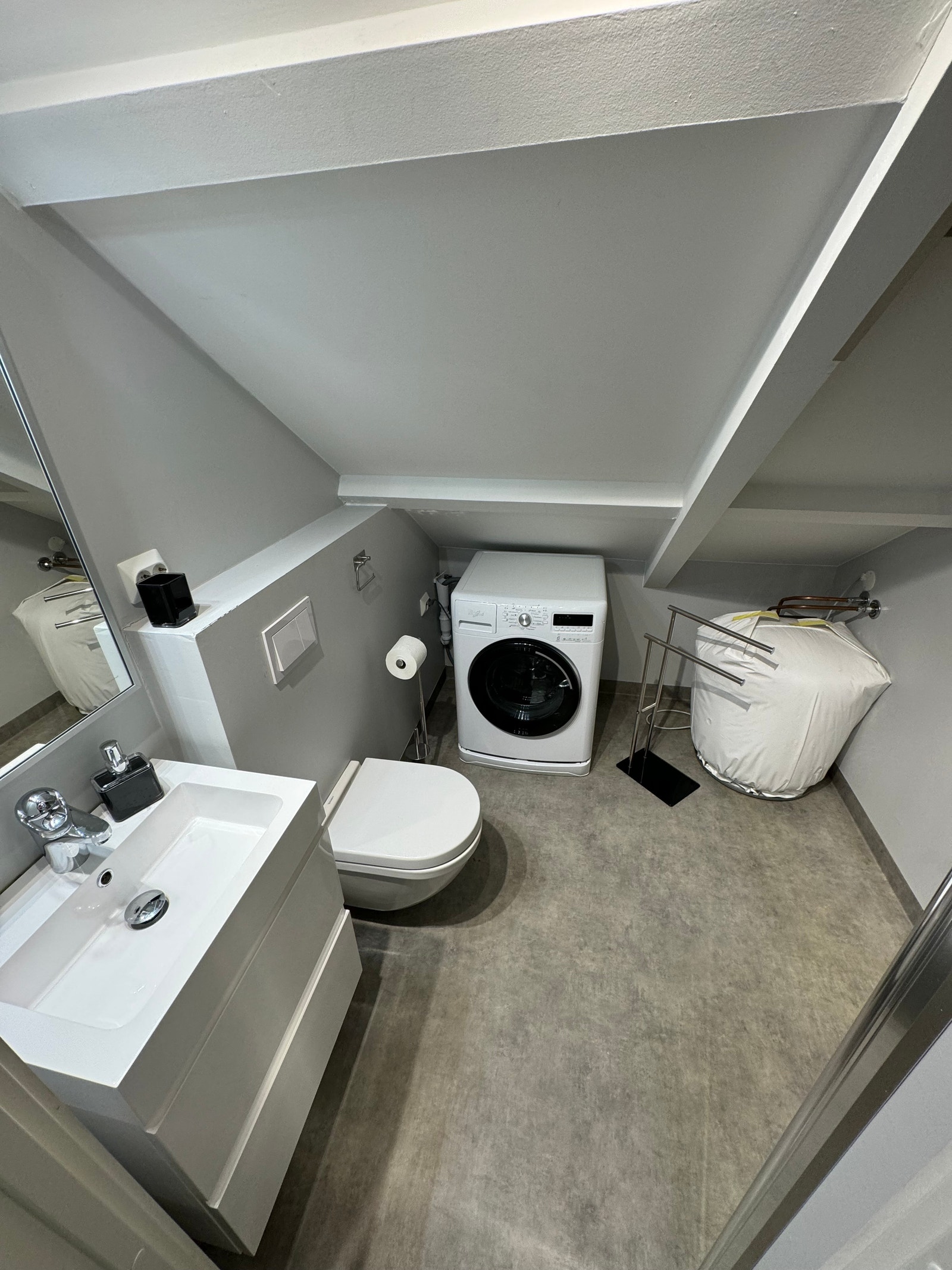 Bad/vaskerom inneholder:
- Speil
- Servant m/blandebatteri
- Underskap servant
- Vegghengt toalett
- Dusj m/dusjgarnityr og glassdører
- Opplegg m/tilkoblet vaskemaskin
- Varmtvannsbereder til boenheten Galleribilde