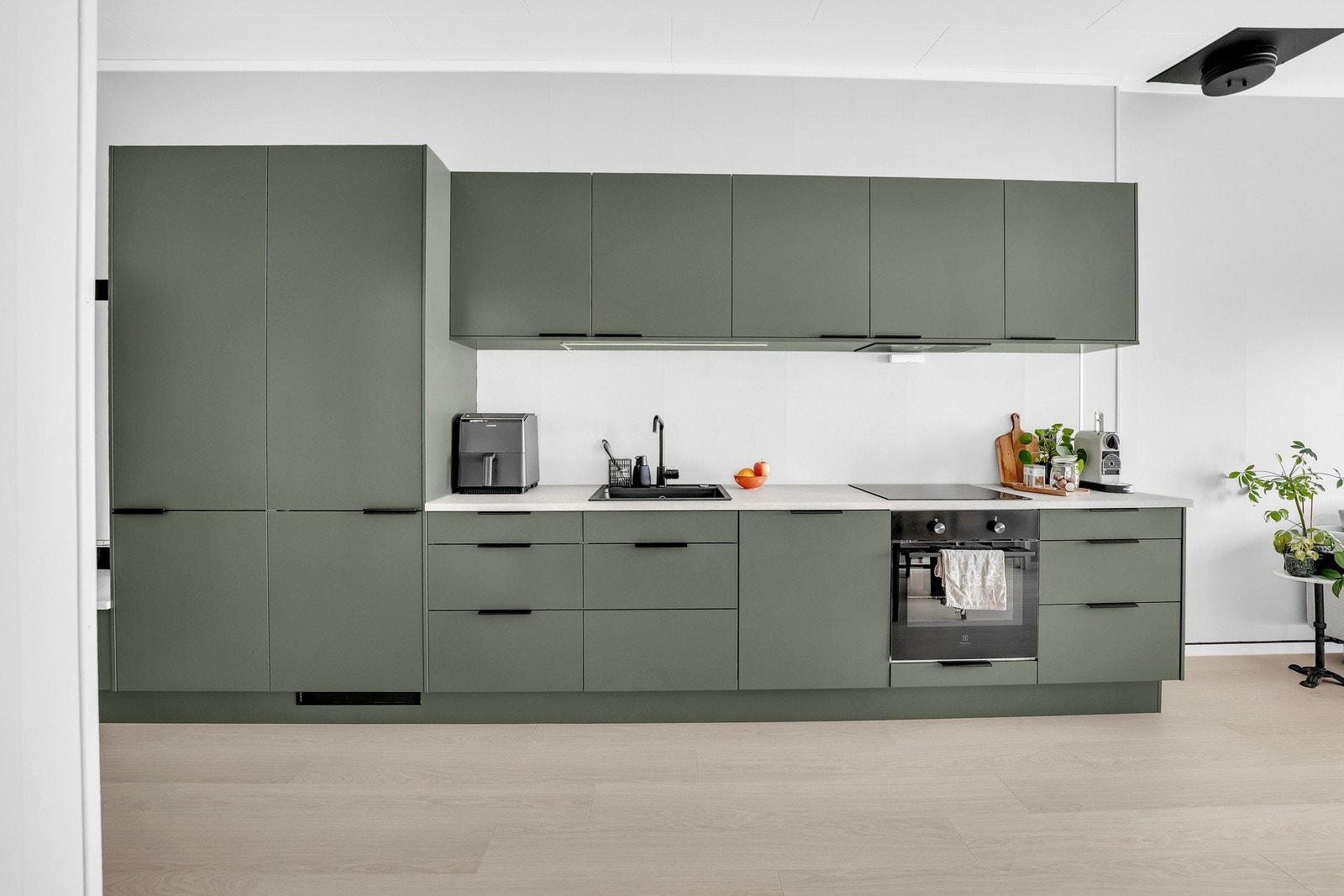 Kjøkken med godt med skap- og benkeplass Galleribilde