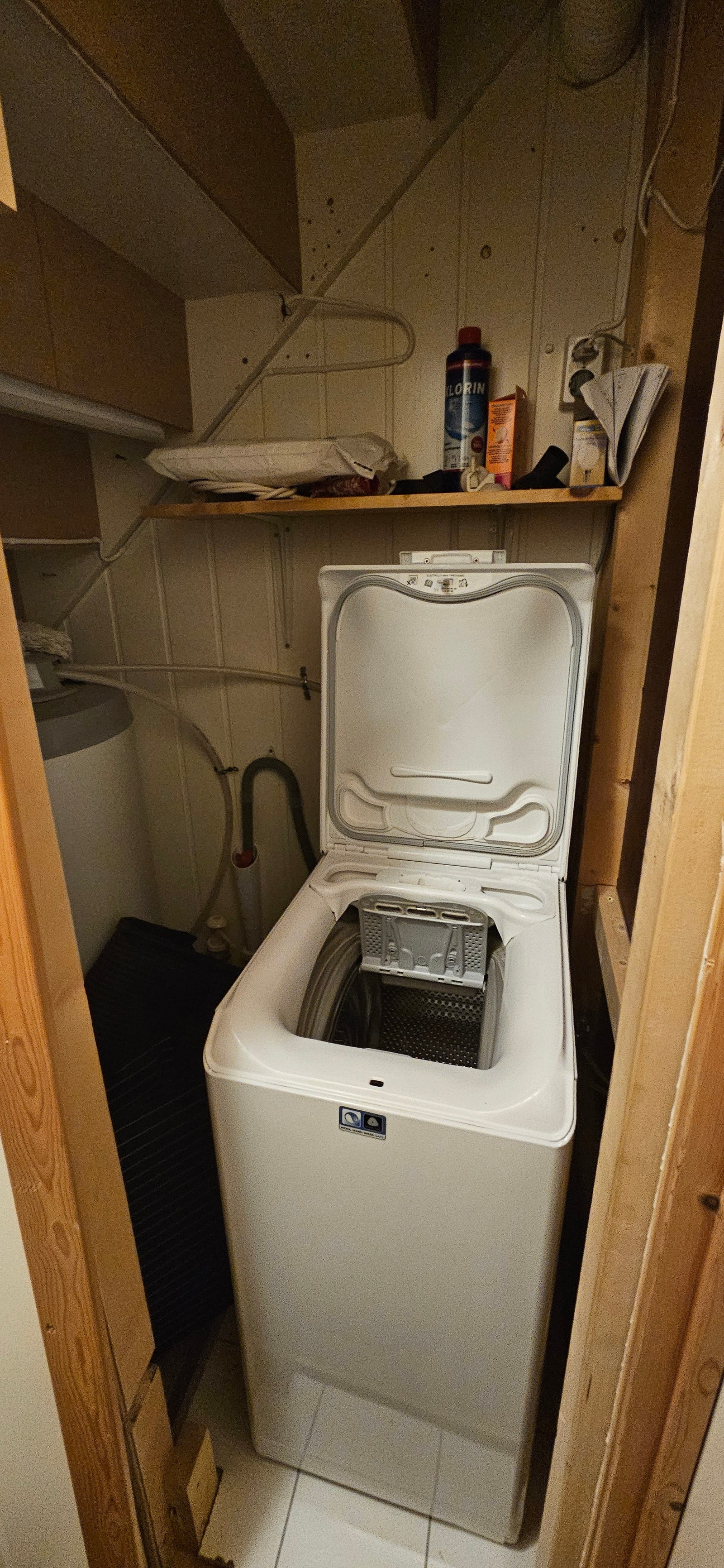 Vaskerom under trapp aneks Galleribilde