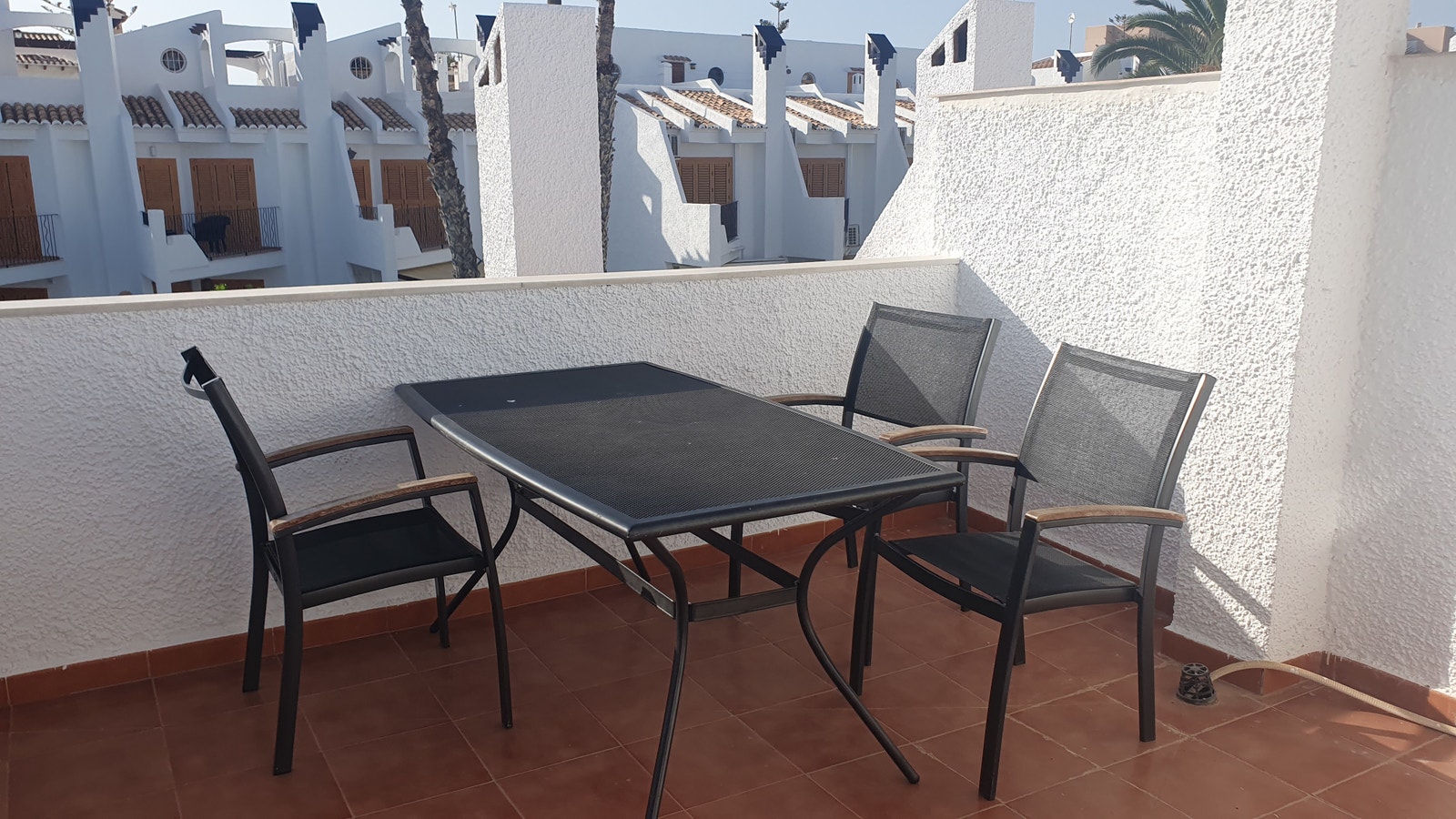 Sittegruppe utenfor soverommet i 3etg. Her sitter man helt usjenert, og kan nyte solen store deler av dagen. Galleribilde