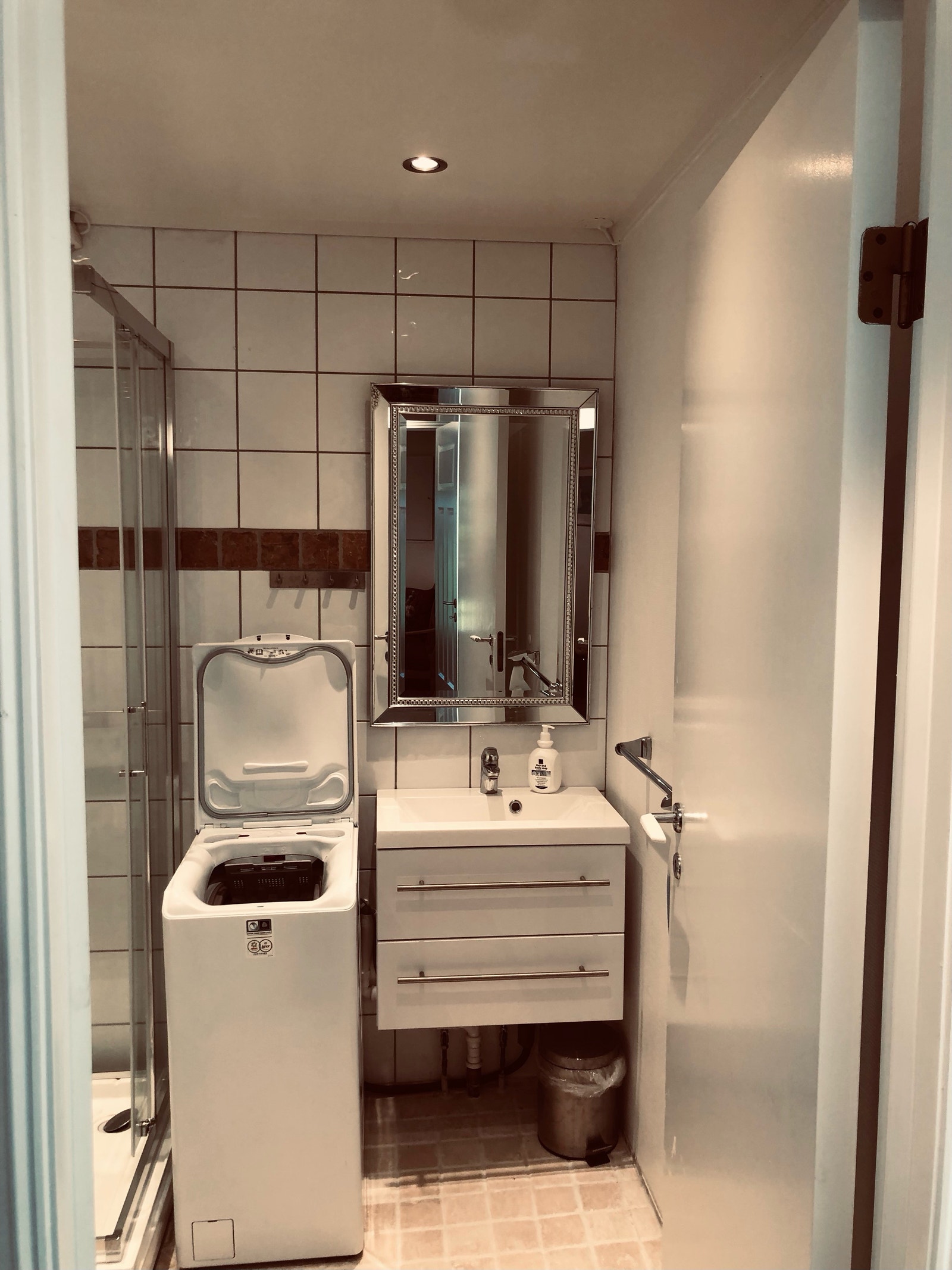 Bad nytt med marmor fliser vaskemaskin og dusj. Galleribilde