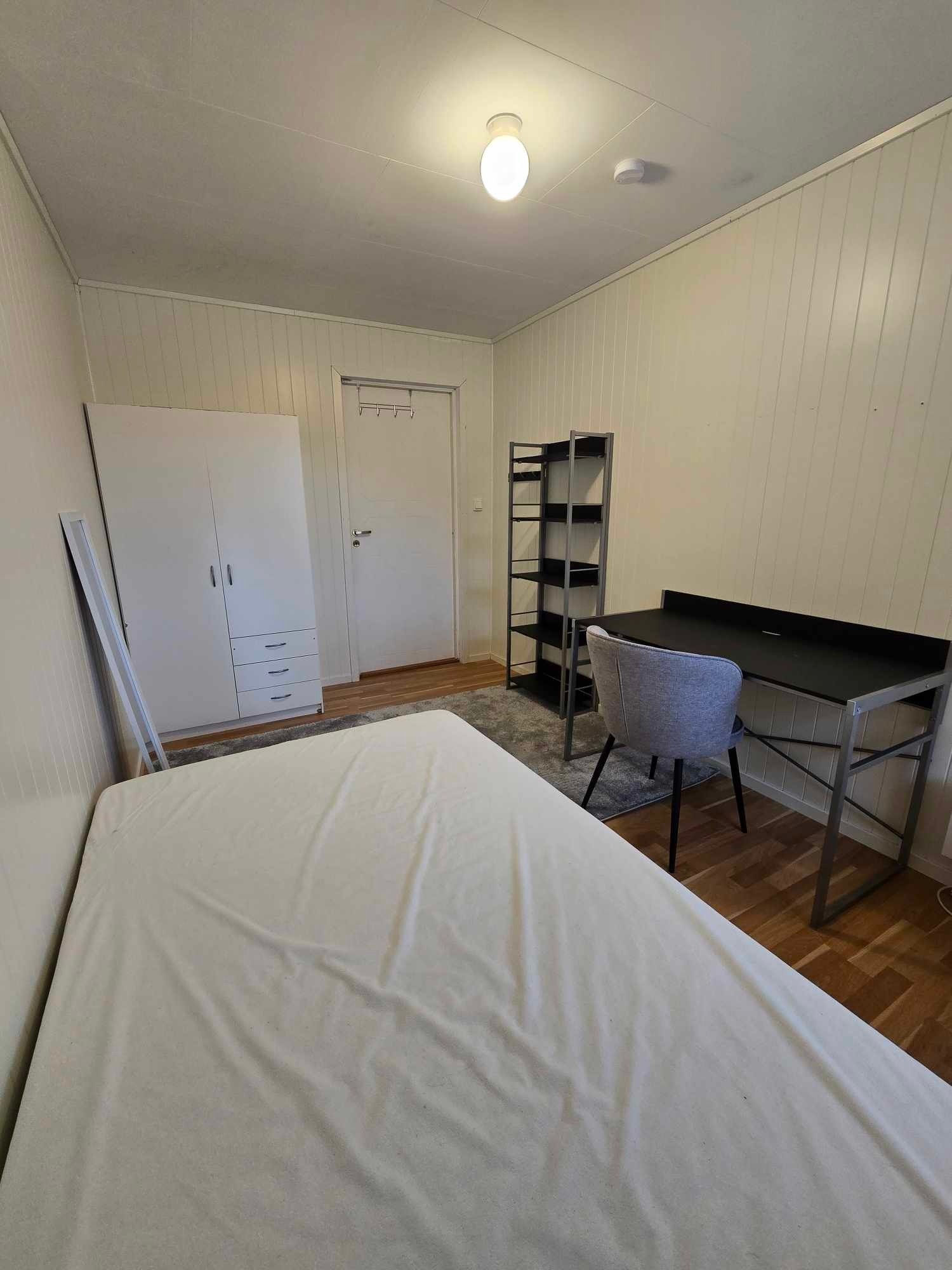 Rom C med 120-cm rammeseng med overmadrass Galleribilde