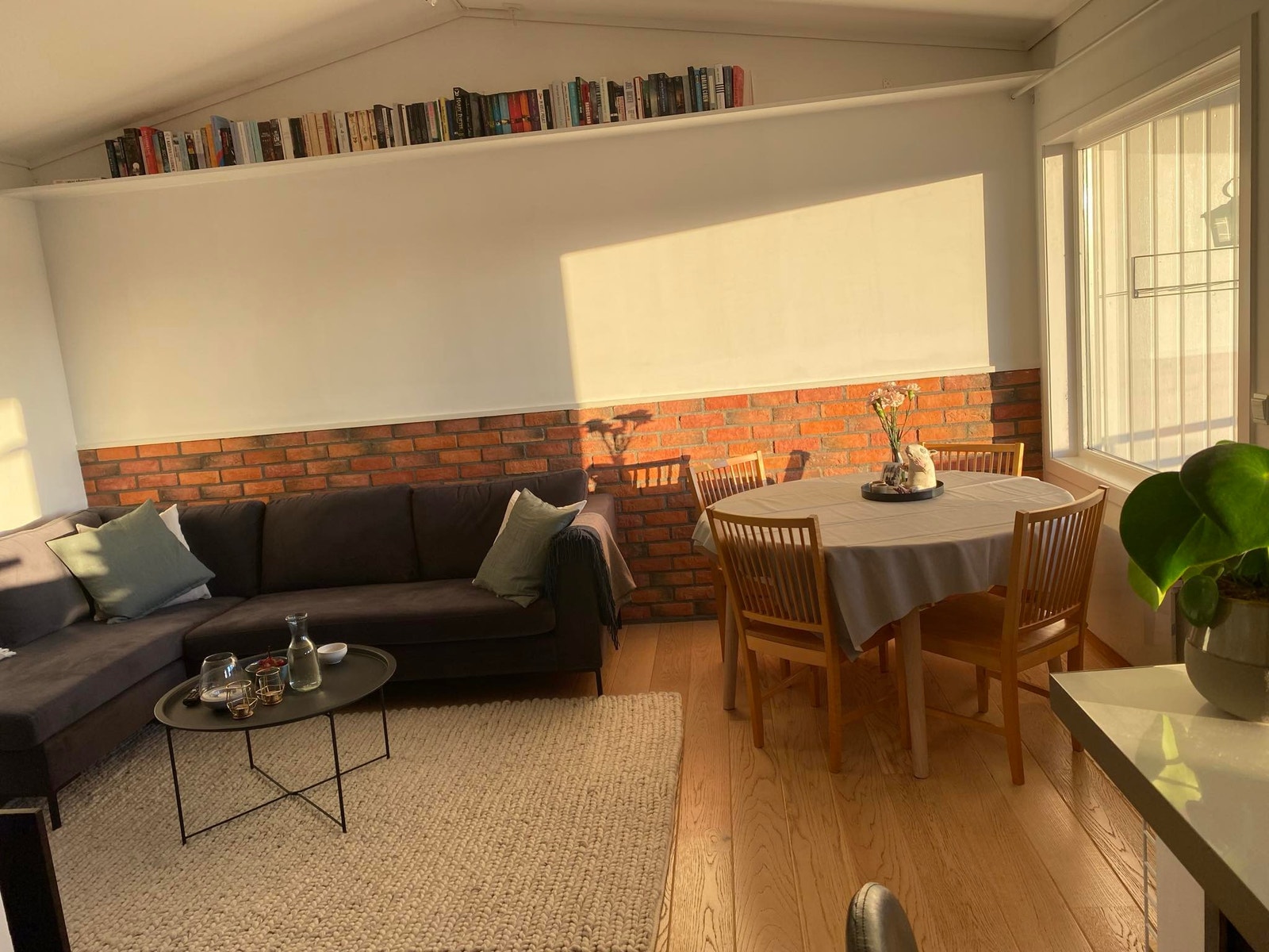 Sofagruppe og spisestue Galleribilde