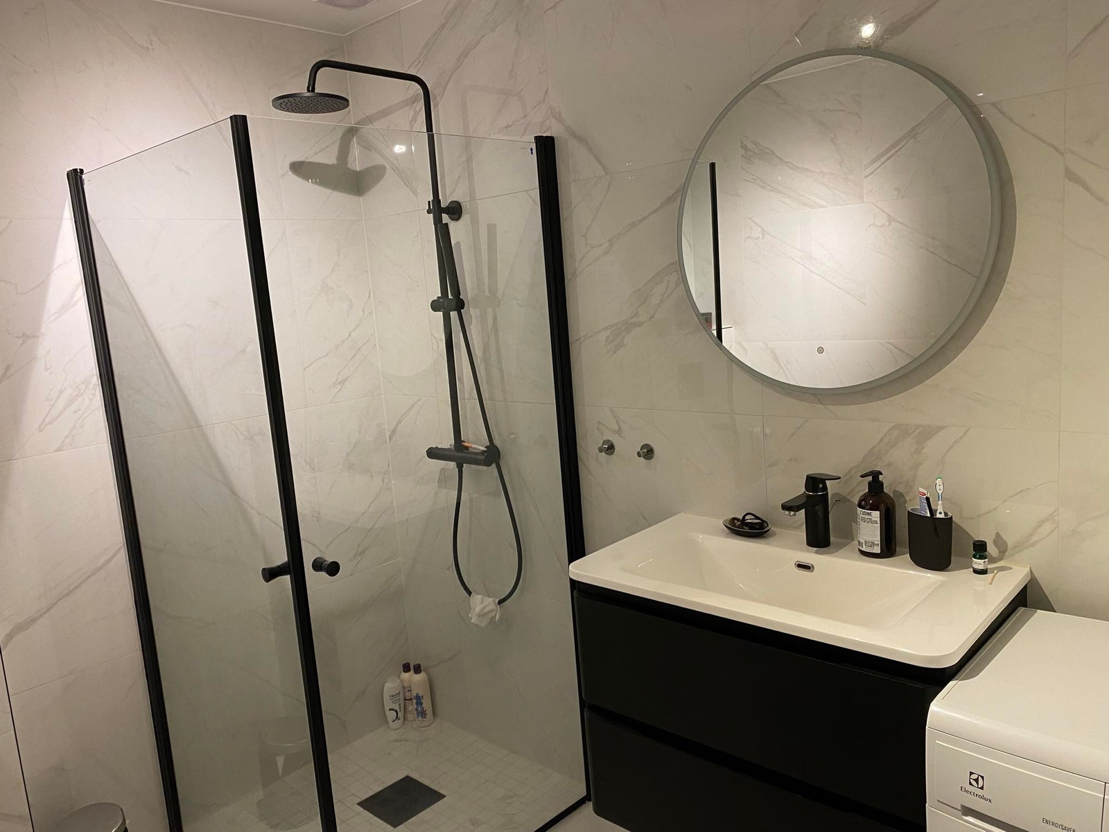 Baderom med vaskemaskin Galleribilde