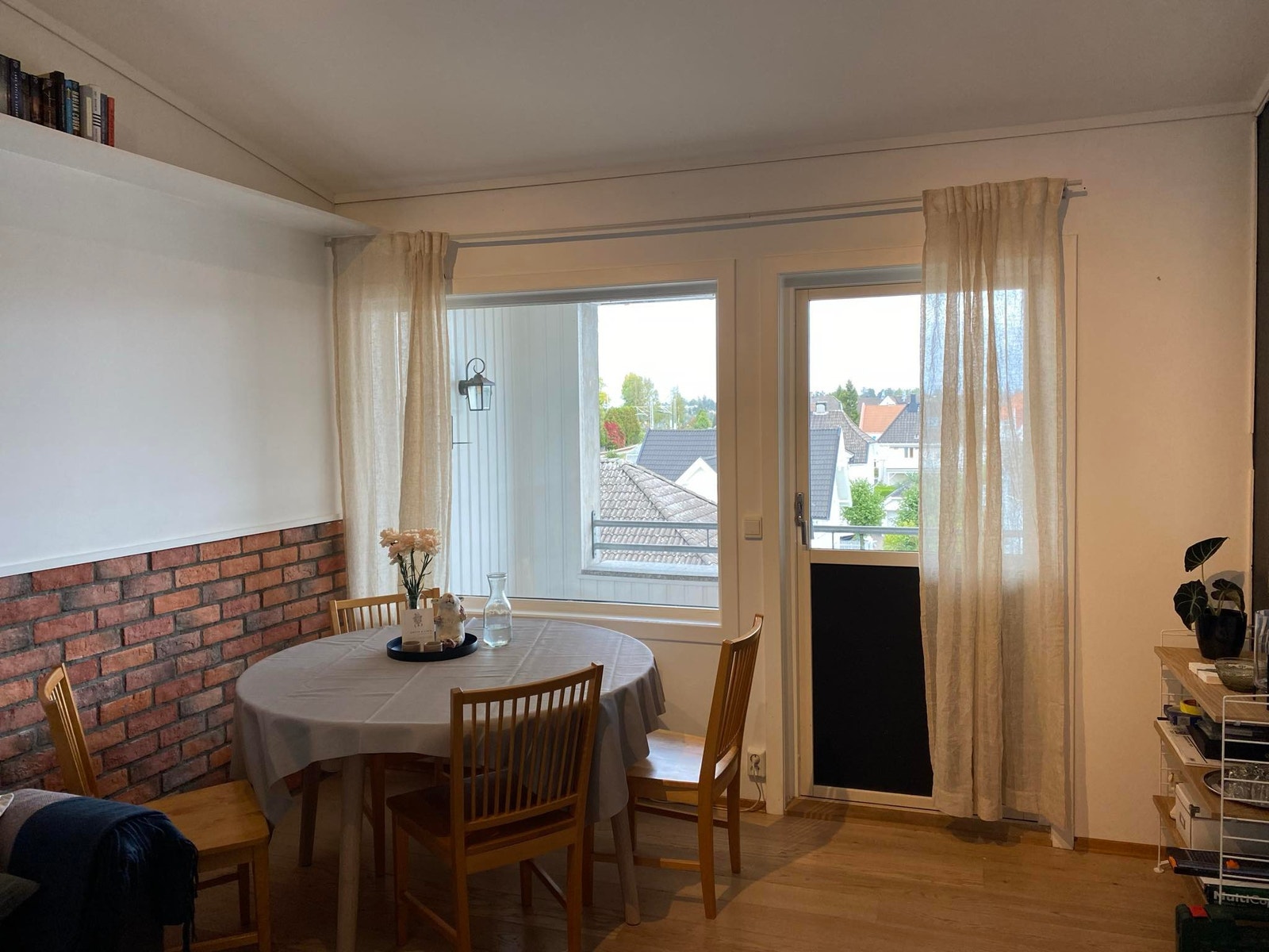 Spisestue og utgang til balkong Galleribilde