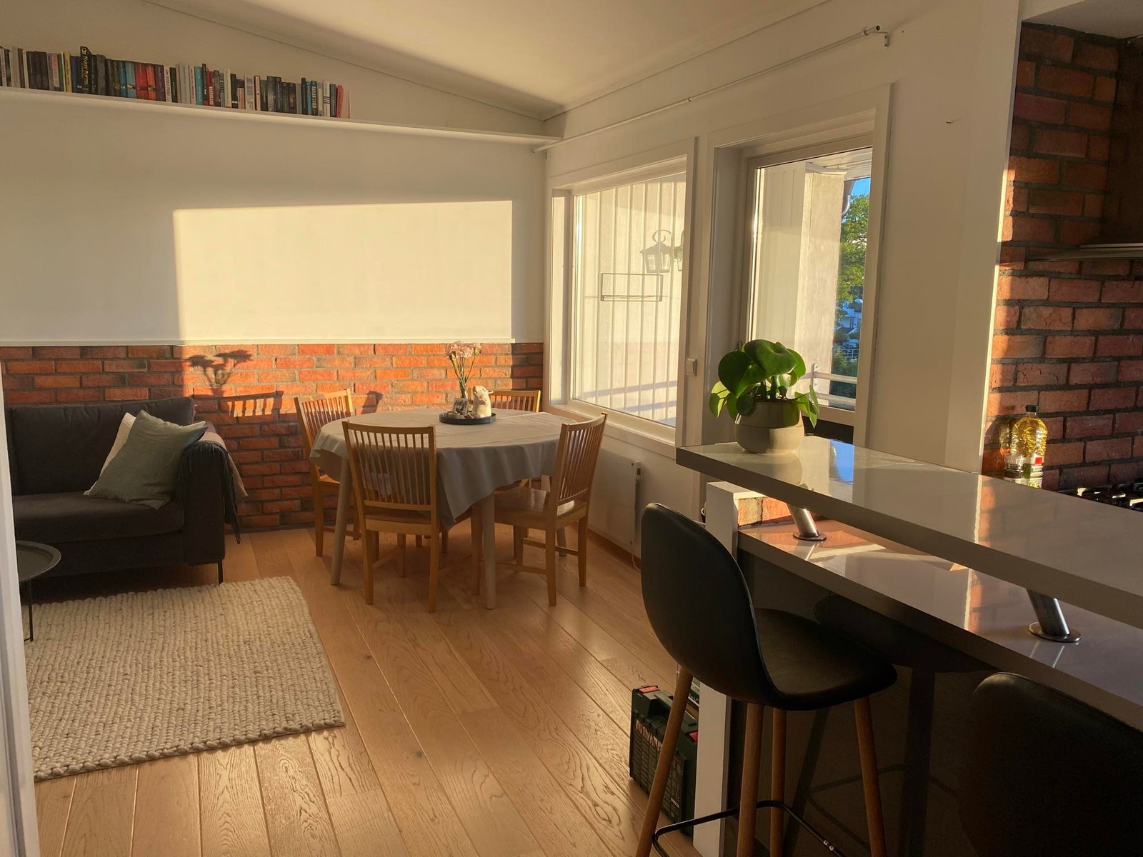 Fra gangen ser vi bardisken på kjøkkenet, spisestuen og litt av sofaen. Galleribilde