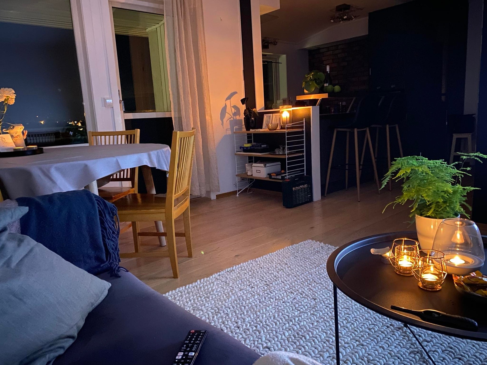 Hyggelig kveldsstemning fra stua Galleribilde