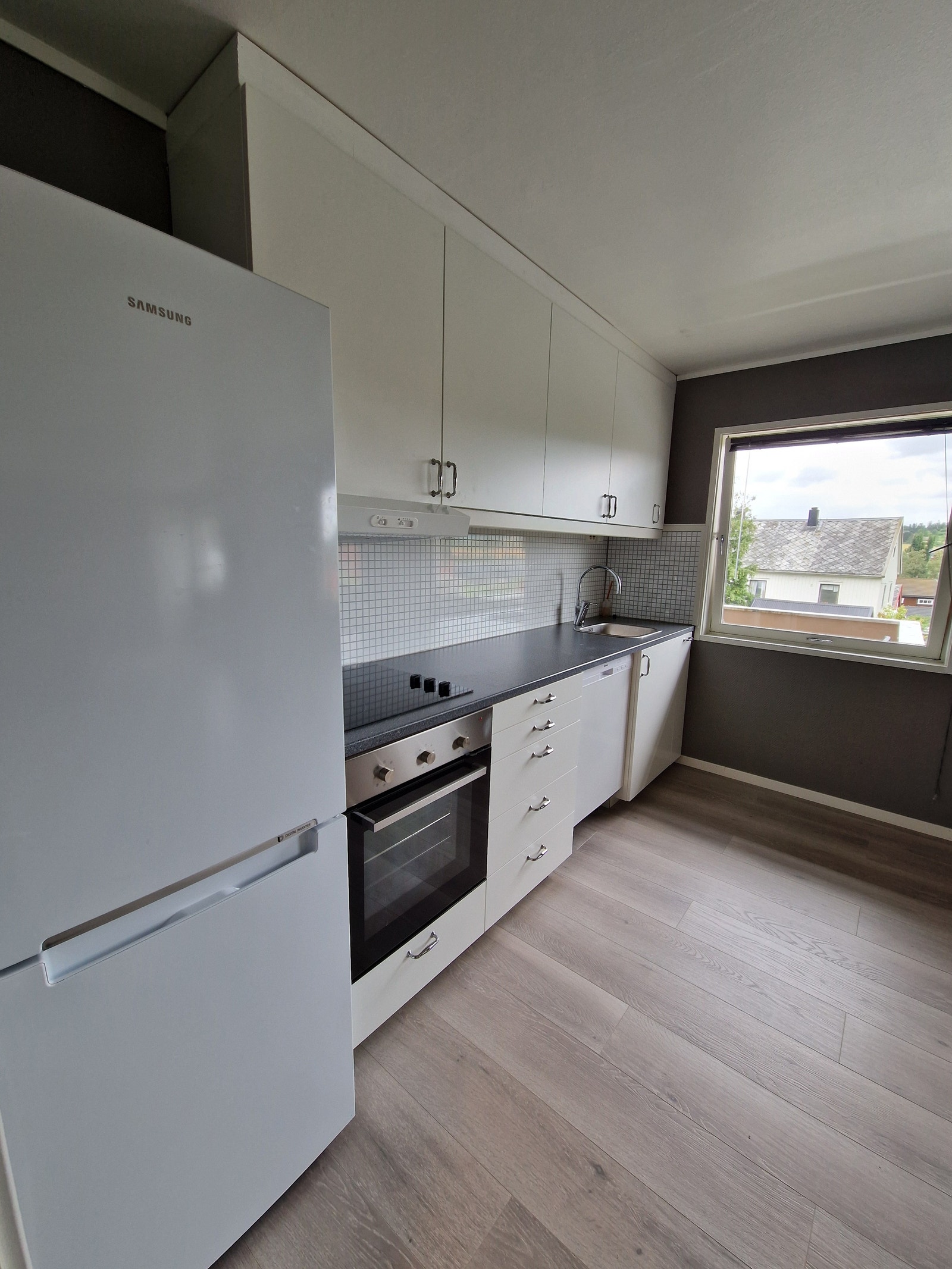 Kjøkken med hvitevarer inkl. Galleribilde