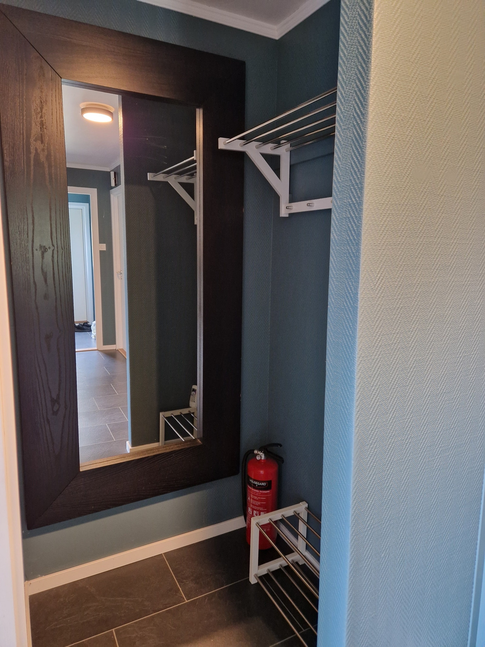 God plass til oppbevaring av klær og sko i eget innhuk. Galleribilde