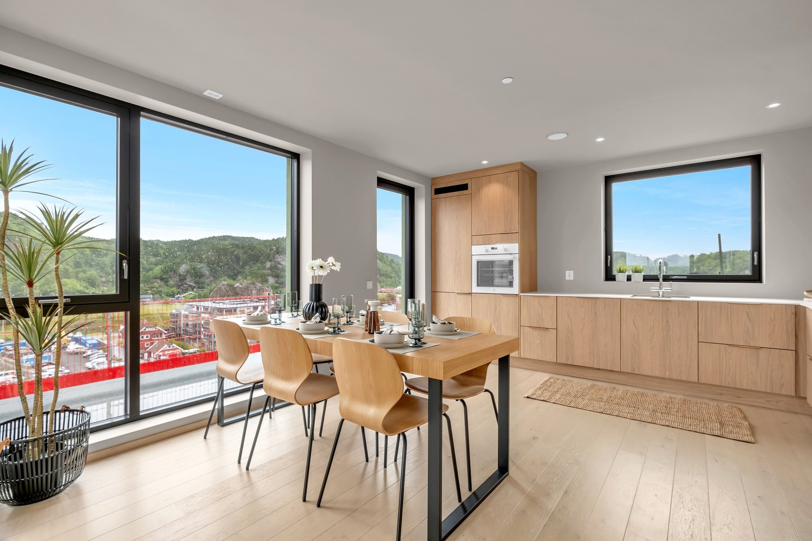 Romslig kjøkken med god plass til venner og bekjente Galleribilde