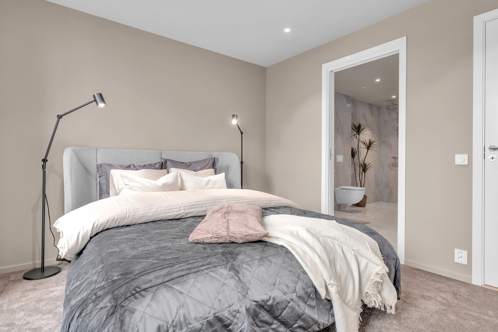 Hovedsoverom med inngang til bad Galleribilde