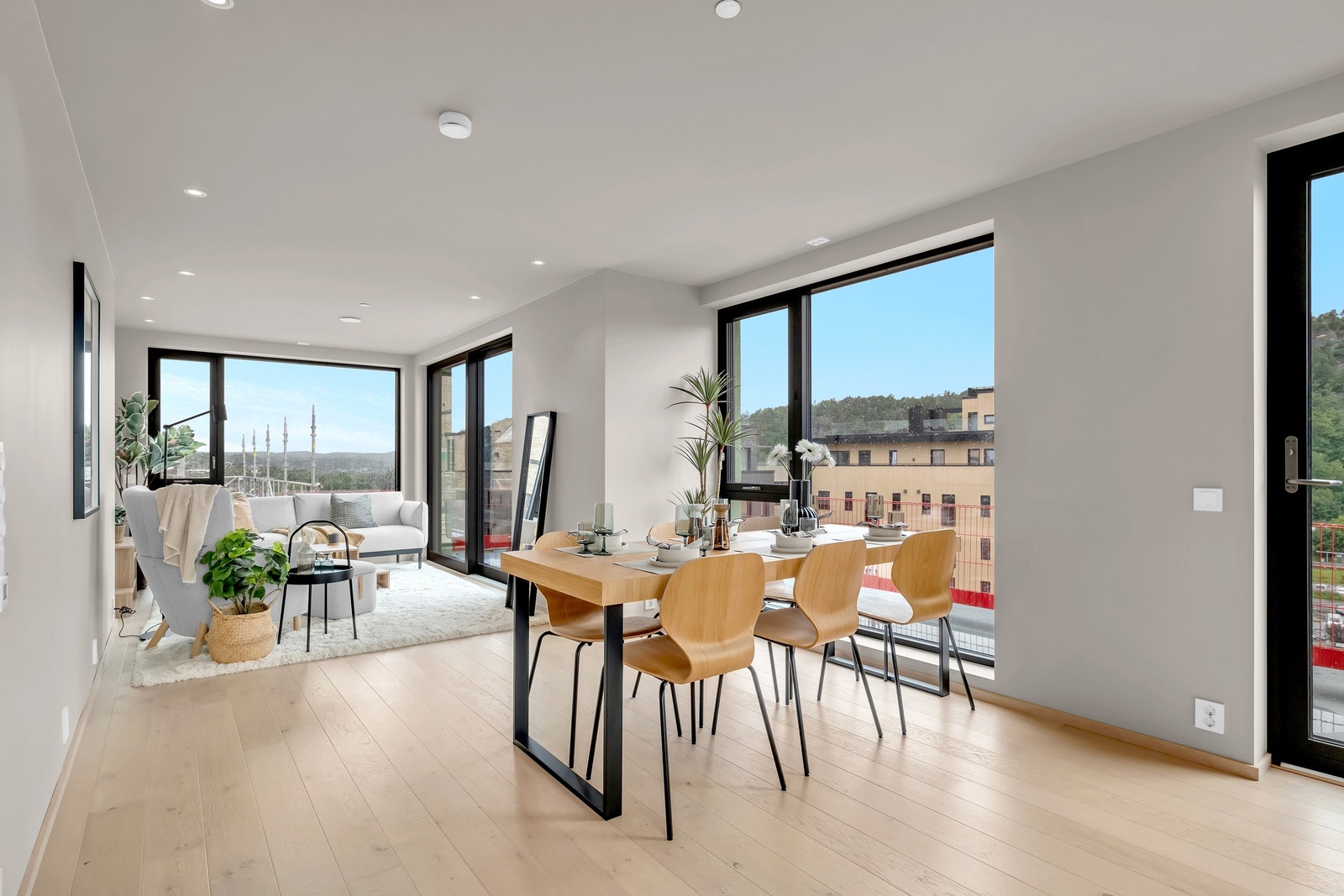 Romslig stue og kjøkken Galleribilde