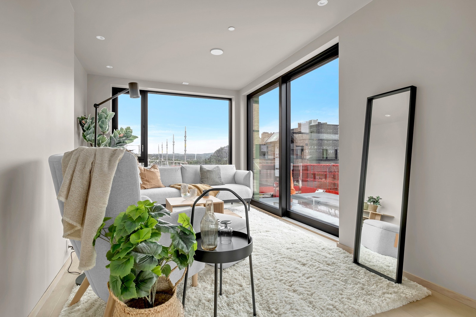 Store vinduer gir både lys og utsikt i og fra stua. Galleribilde