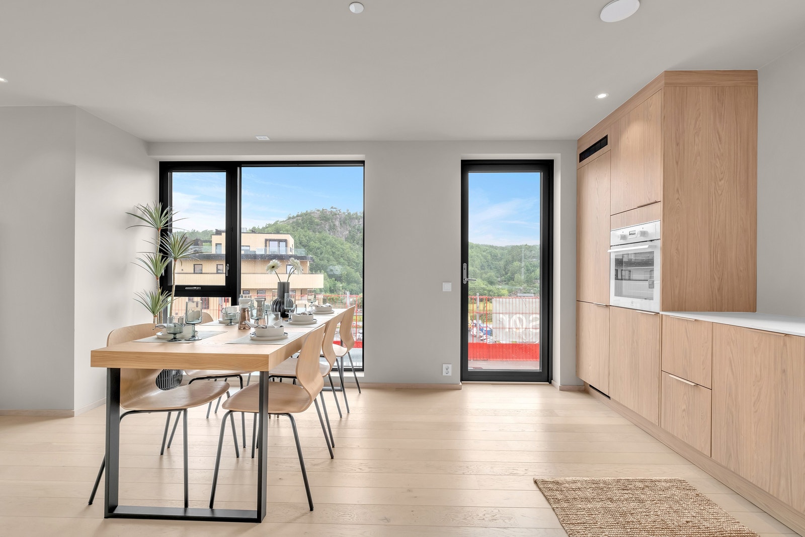 På kjøkkenet kan man nyte en langstrakt utsikt Galleribilde