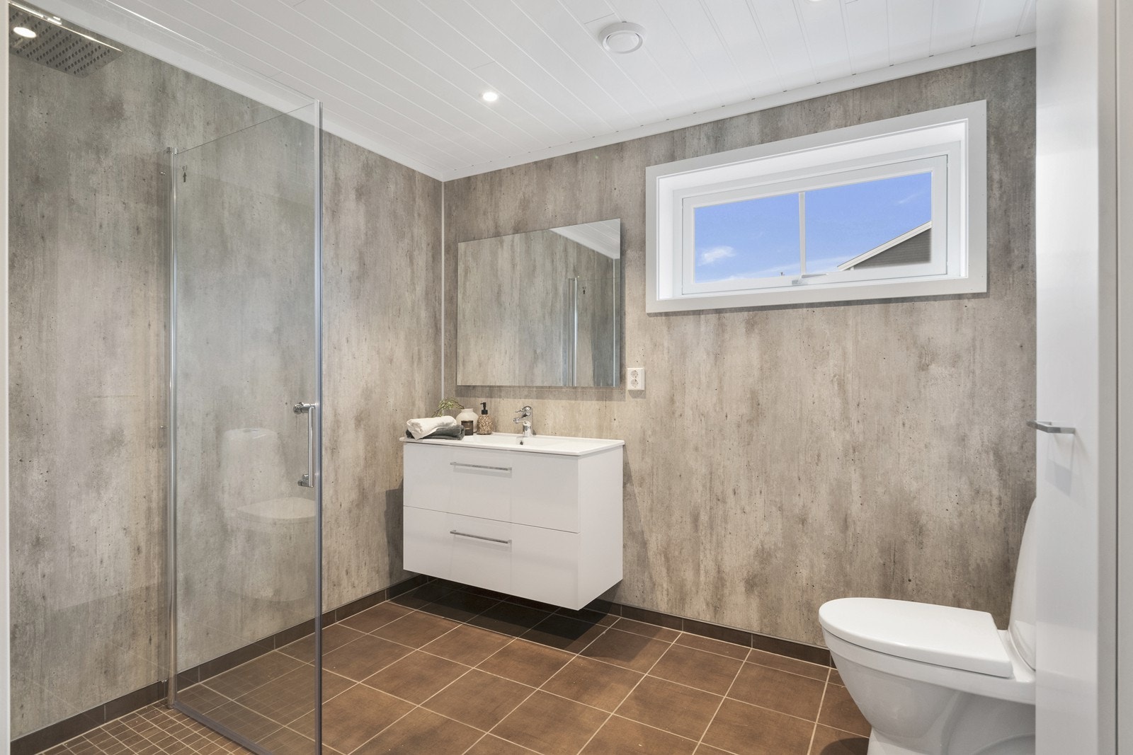 Baderomsplater og malt takpanel i himling. Fliserlagt gulv på bad med varmekabler. Galleribilde