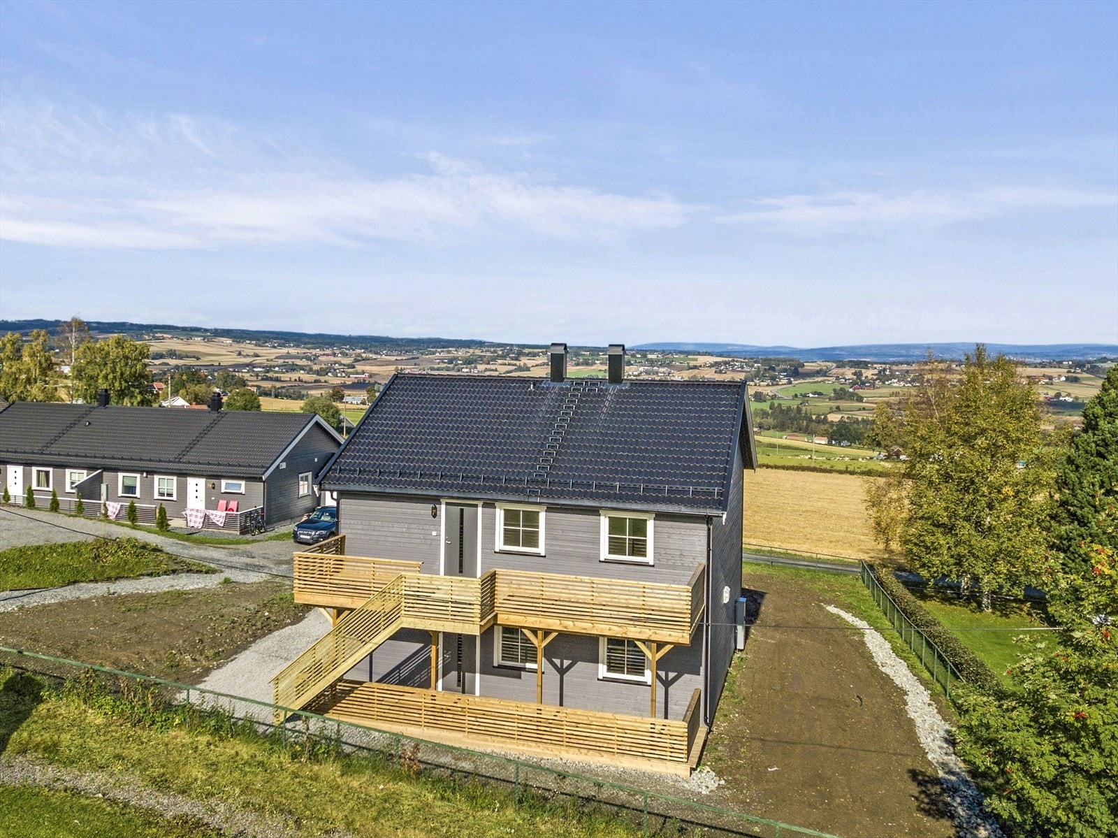 Lensbygdavegen 191 og 193. En nyoppført tomannsbolig med fantastisk utsikt i landlige omgivelser nært Lena. Galleribilde