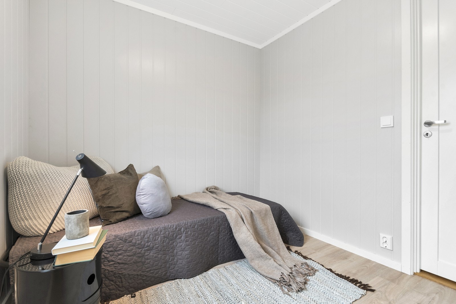 Soverom 1 i lyse farger med plass til garderobeskap. Galleribilde