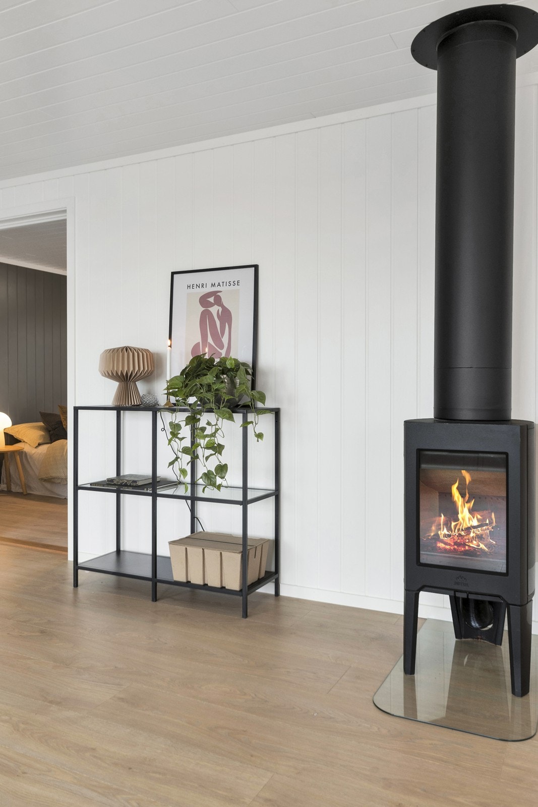 Illsted med glassdør i stuen. Stålpipe. Galleribilde