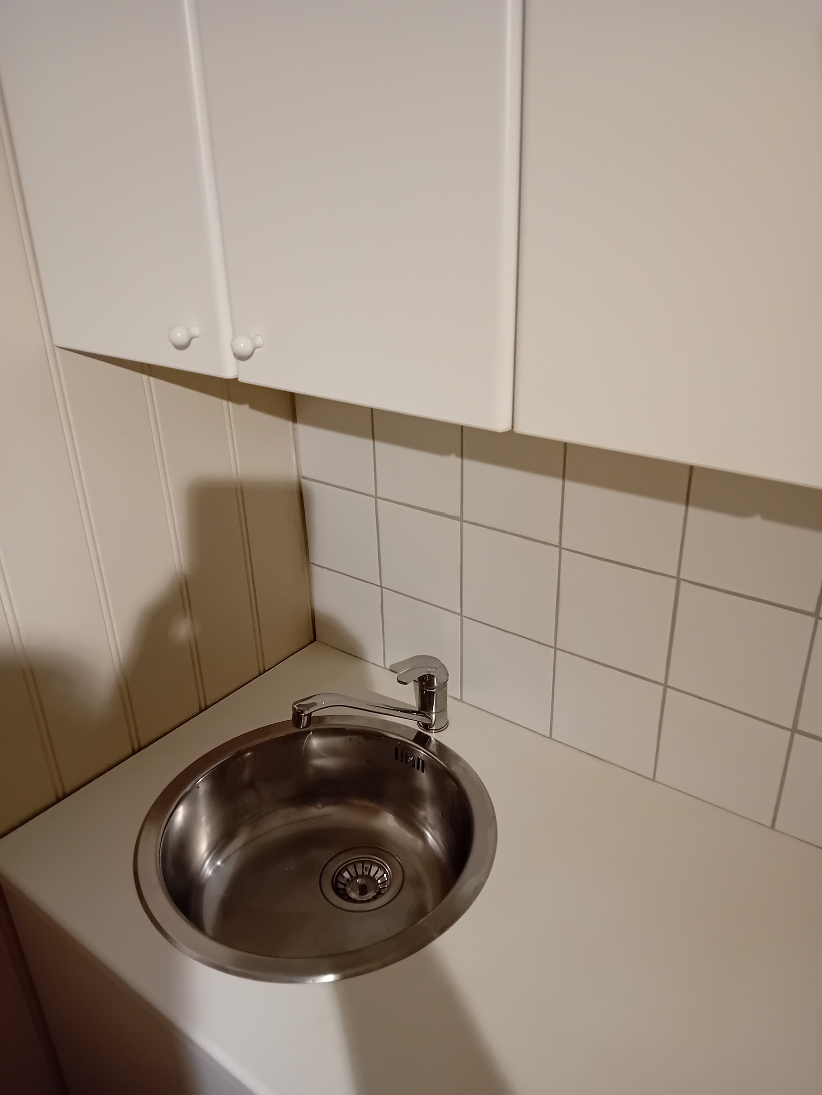 Eget hybelkjøkken med kjøl/frys, micro og kokeplater Galleribilde