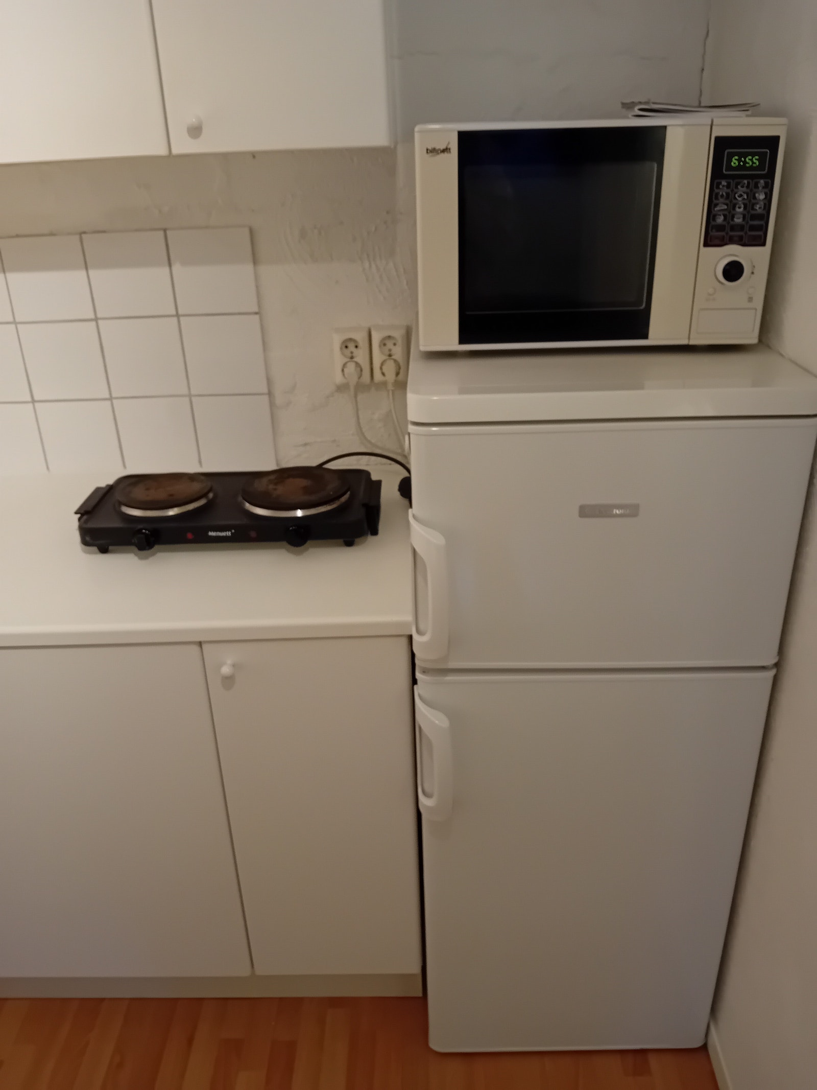 Kokeplate, micro med grill, kjøl/frys Galleribilde