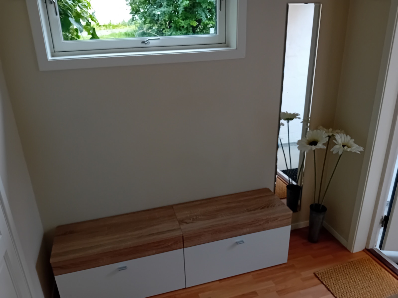 Inngangsparti med skohyller Galleribilde