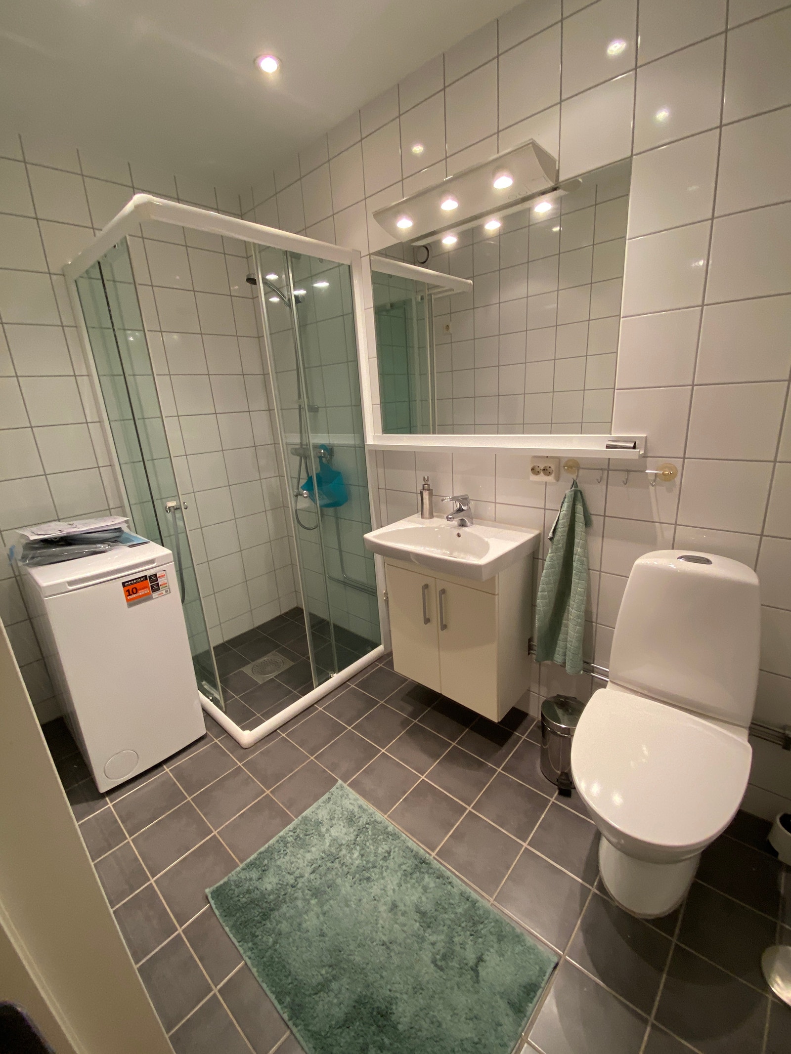 Fint bad med liten vaskemaskin Galleribilde