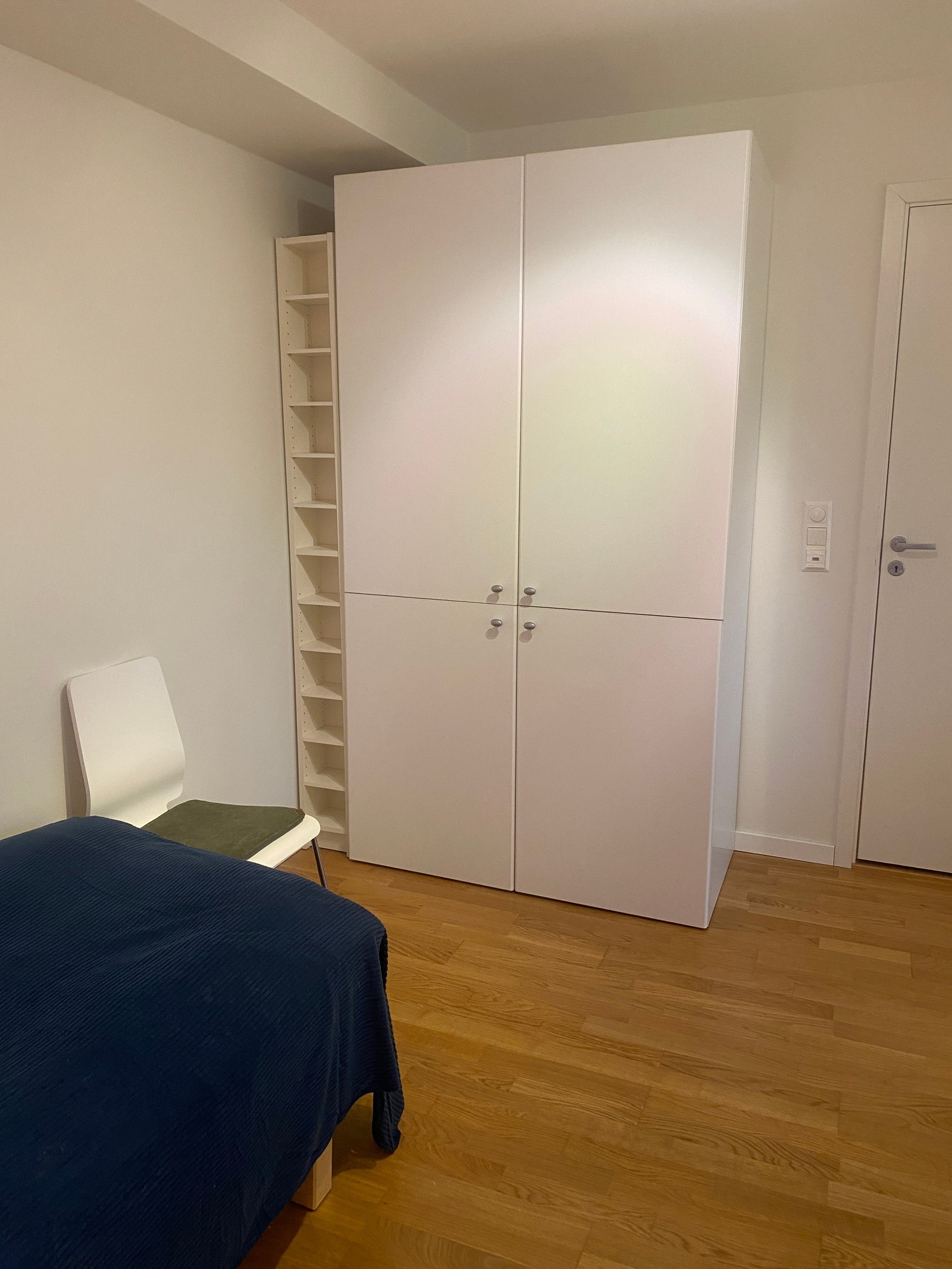 Romslig garderobe Galleribilde