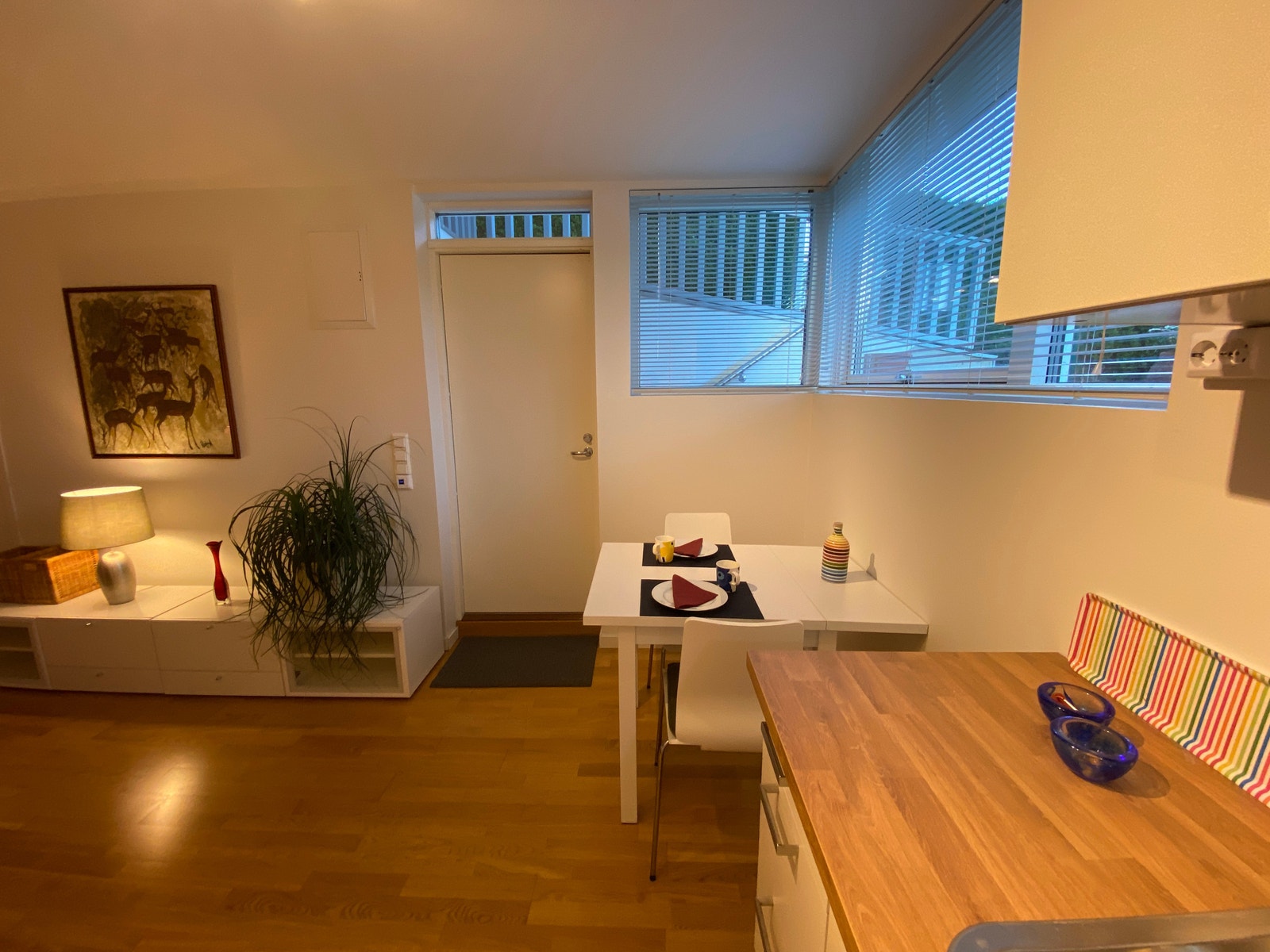 Trivelig spisekrok med bord som kan trekkes ut. 4 stoler. Galleribilde