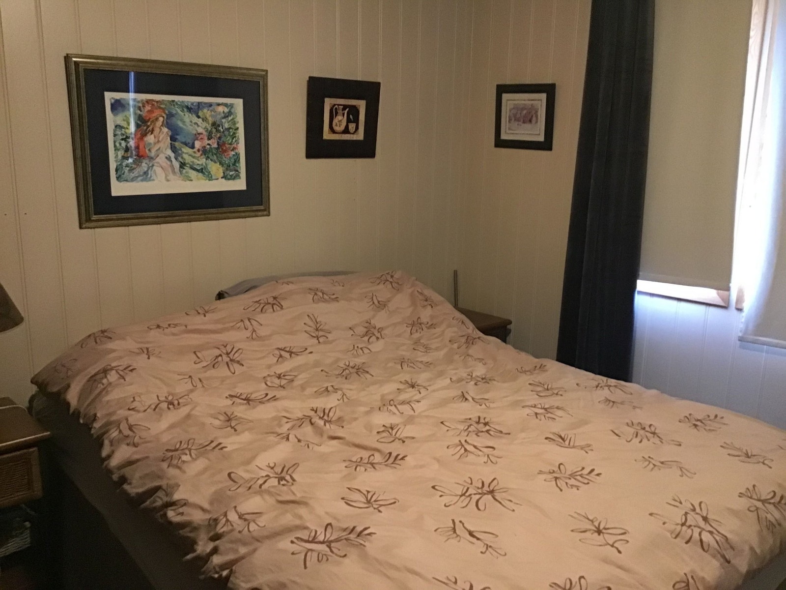 Soverom med skyvedørsgarderobe i 1. etasje Galleribilde