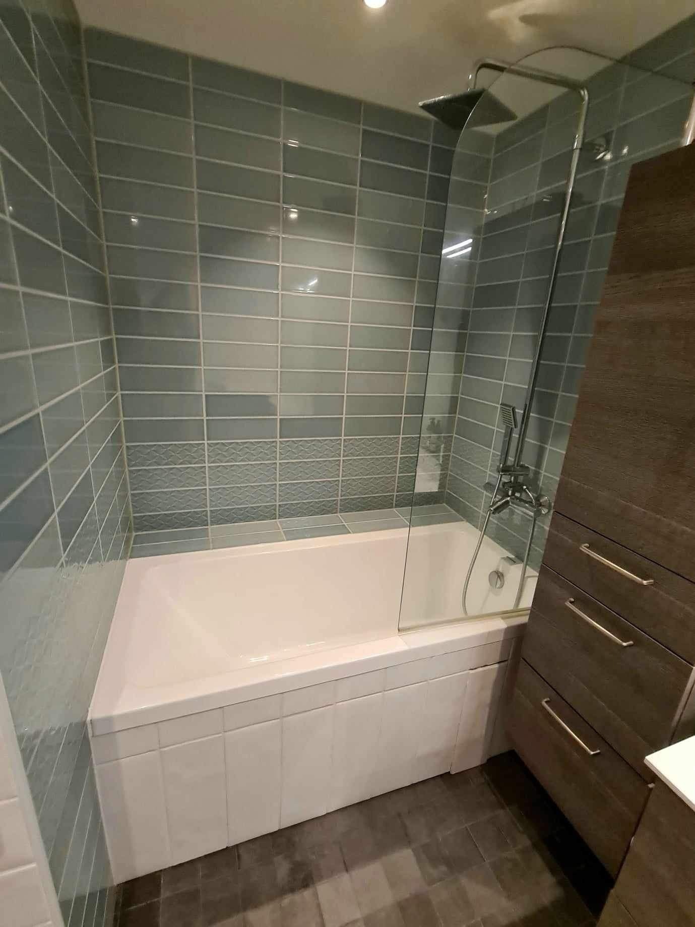 Flislagt badekar side. Vippeflis for å komme til sluk. Galleribilde