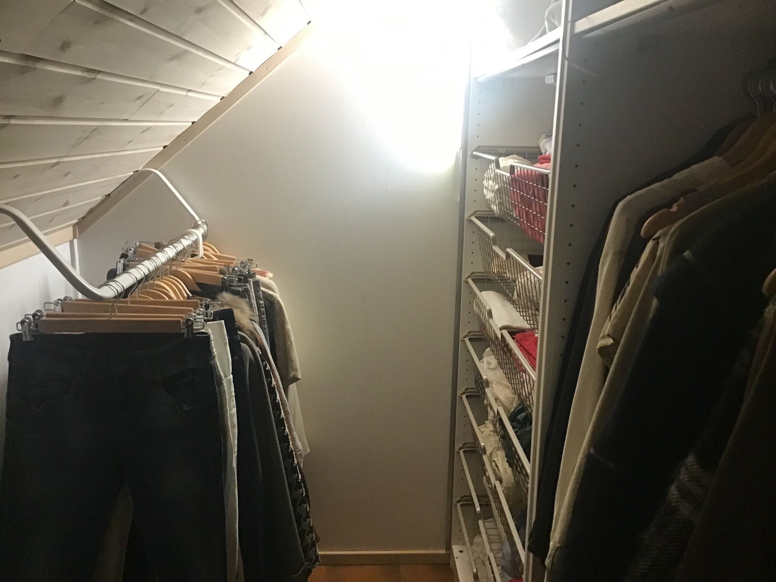 Masse hylleplass og skap med utrekksbare kraftige trådhyller. Lys på siden av hyllene Galleribilde