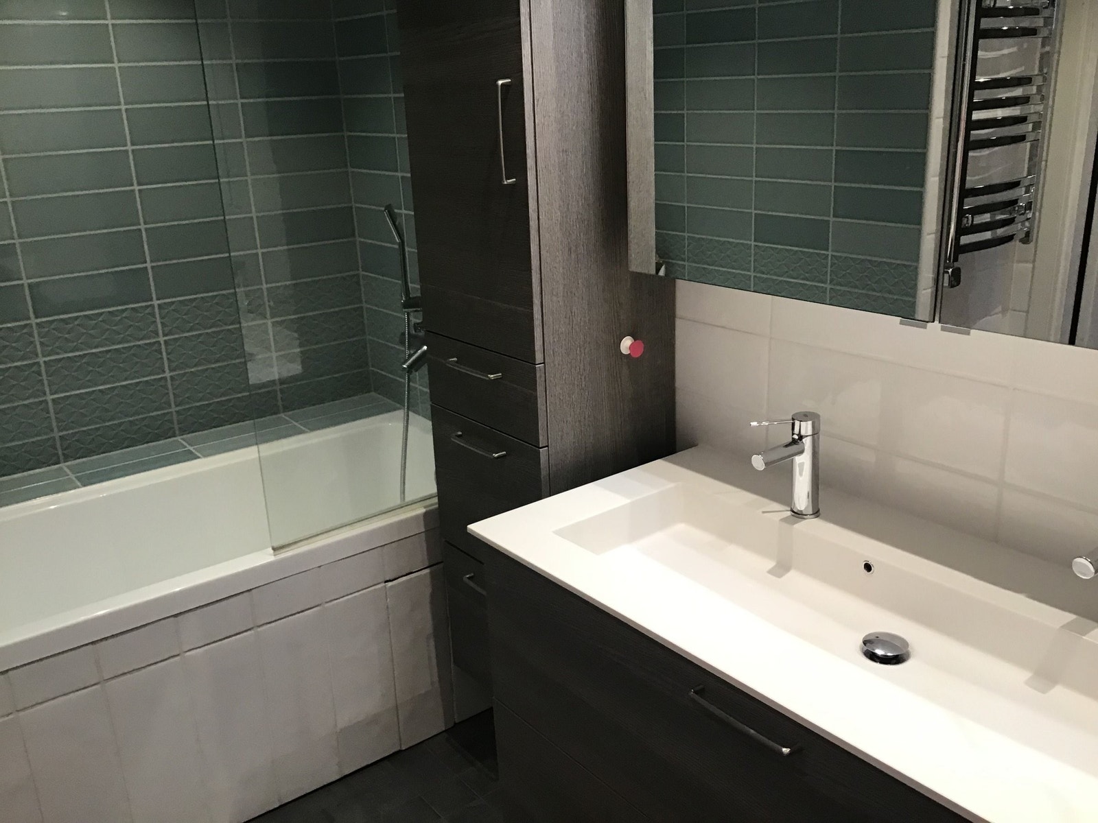 Fliser på vegger og gulv. Godt med skap. Gulvvarme Galleribilde