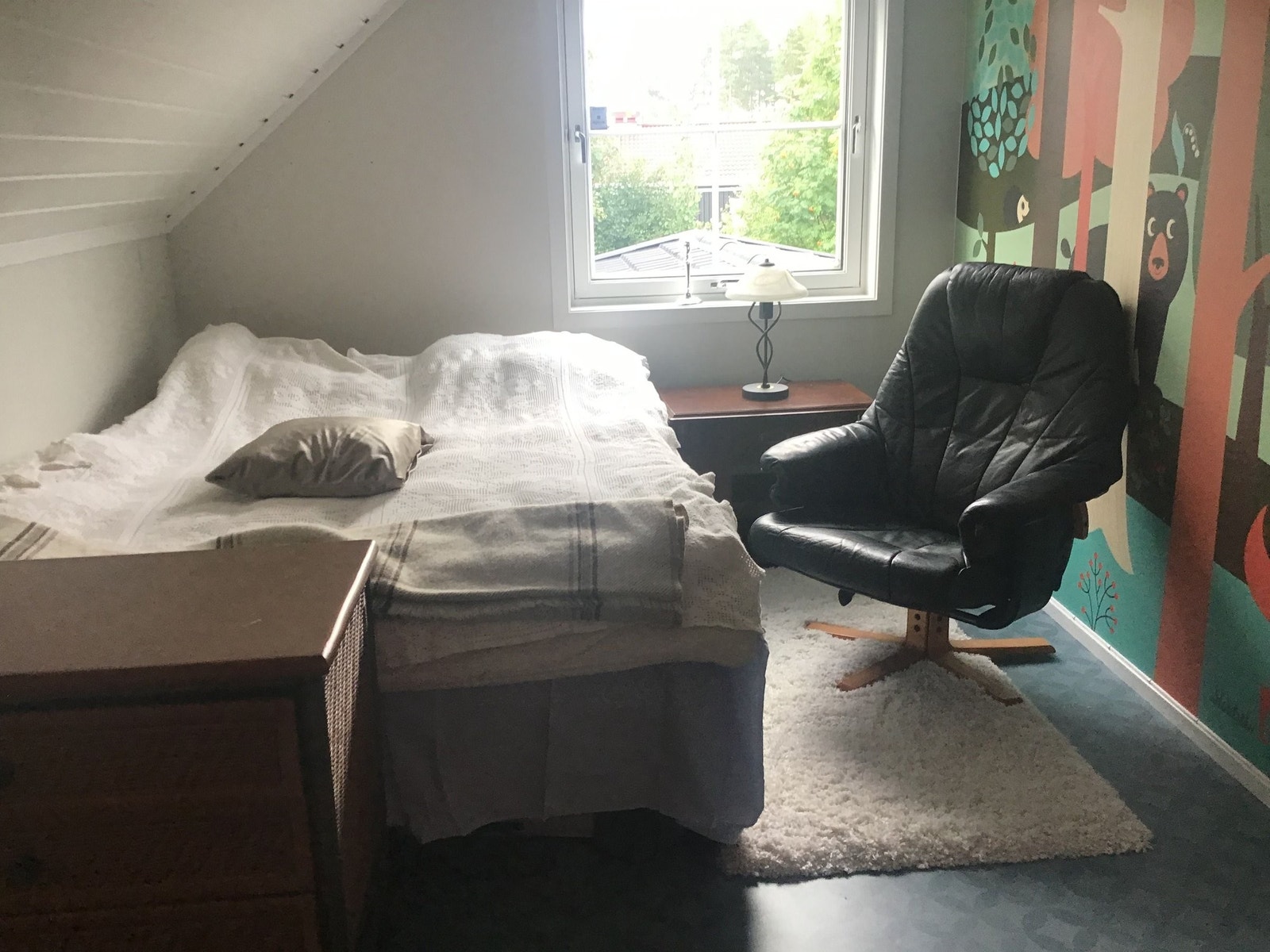 Soverom i 2. etg Her er og et stort kott med hyller og tråkurver. Galleribilde