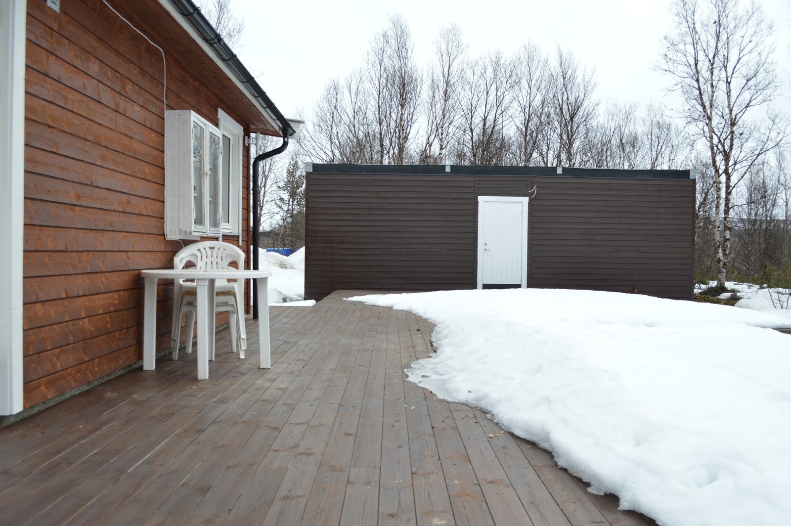 Stor flott veranda på bakside mot brakkerigg (anneks) Galleribilde