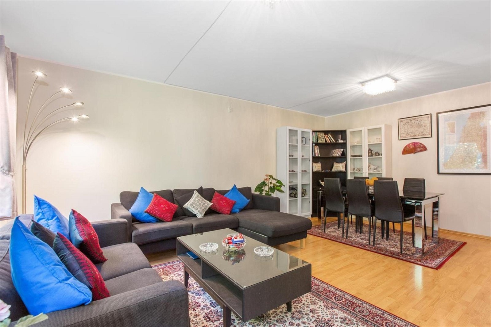 Stor stue med god plass til både sittegruppe og spisebord. Galleribilde