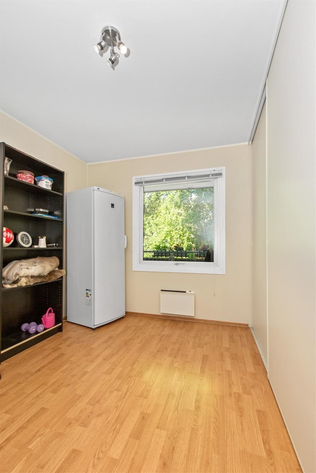 Soverom nr.2 har plass til både oppbevaring og en dobbelseng. Galleribilde