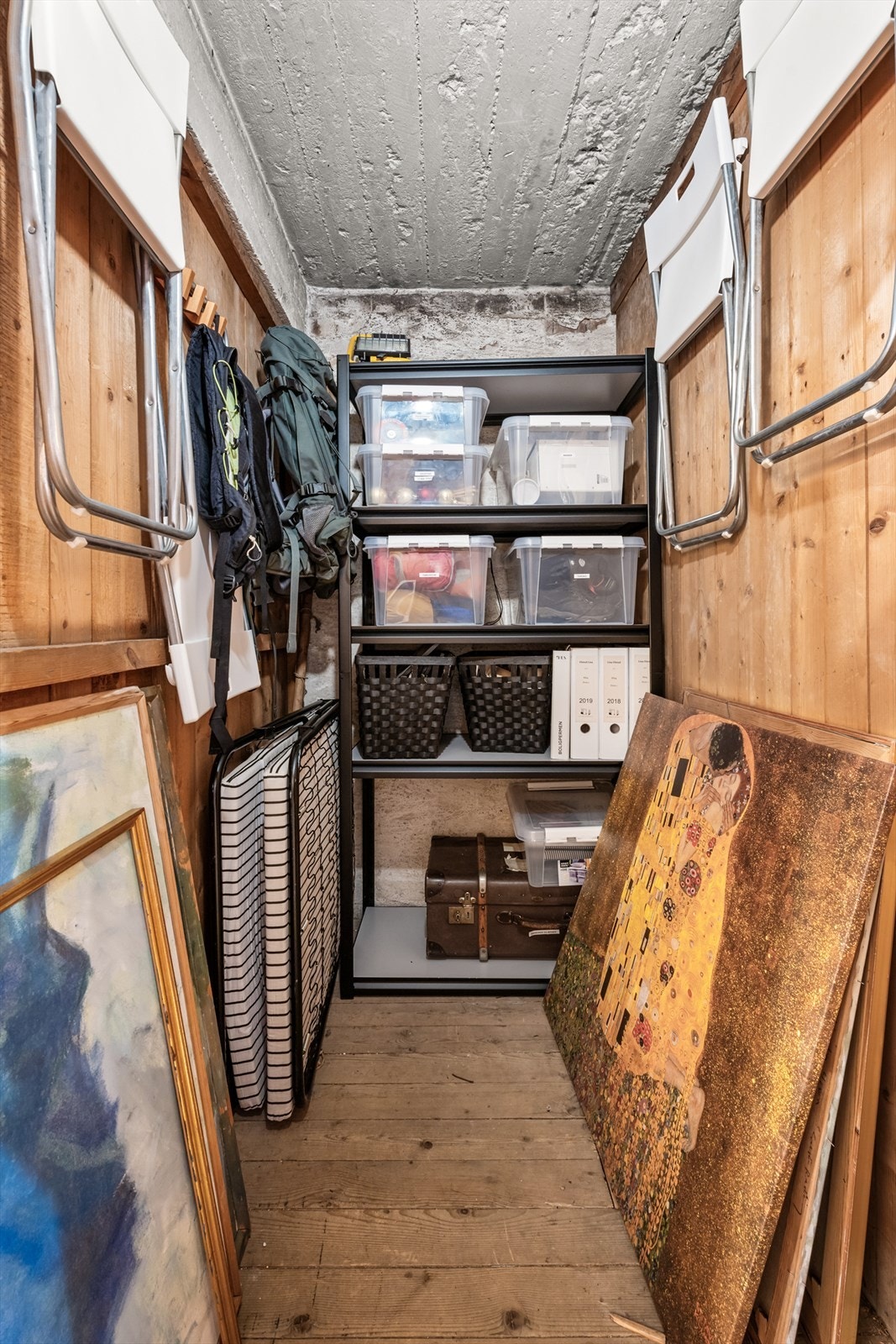 Det disponeres en loftsbod på 2,1 m² og en også en kjellerbod på 2 m². Bodene er merket med nr. 46. Galleribilde