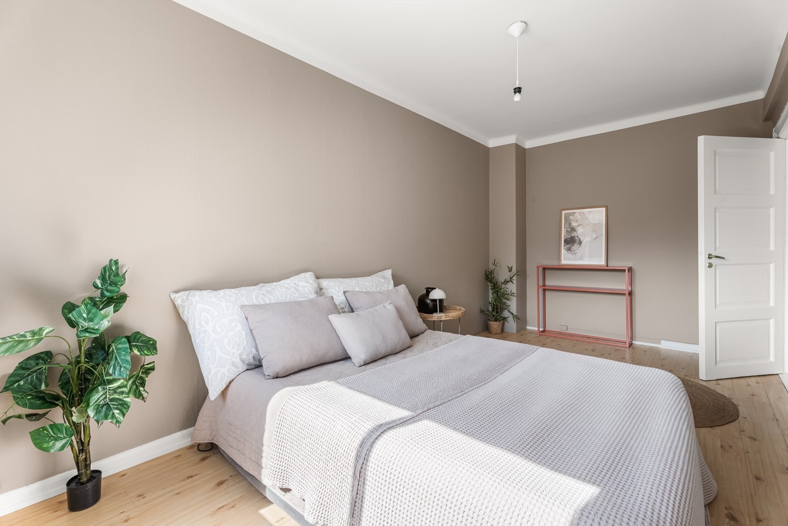 Soverommet byr på gode lysforhold som gjør rommet innbydende og delikat. Galleribilde